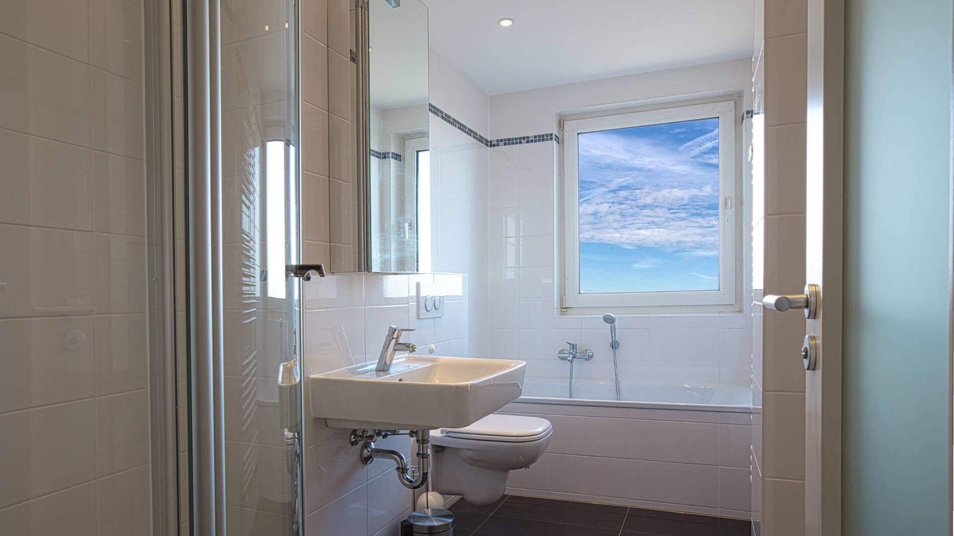 Bad im zeitlosen Design mit Wanne und Dusche