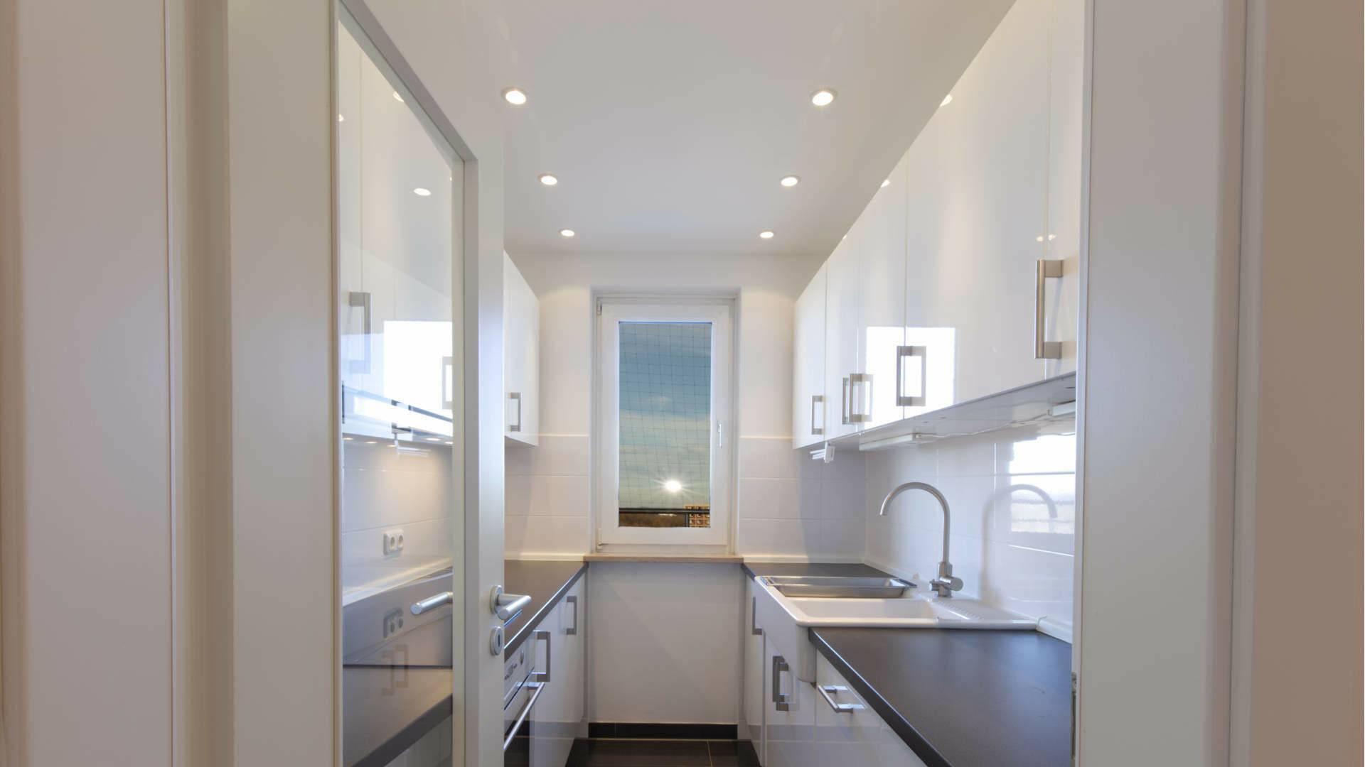 Neuwertige Einbauküche mit allen Elektrogeräten