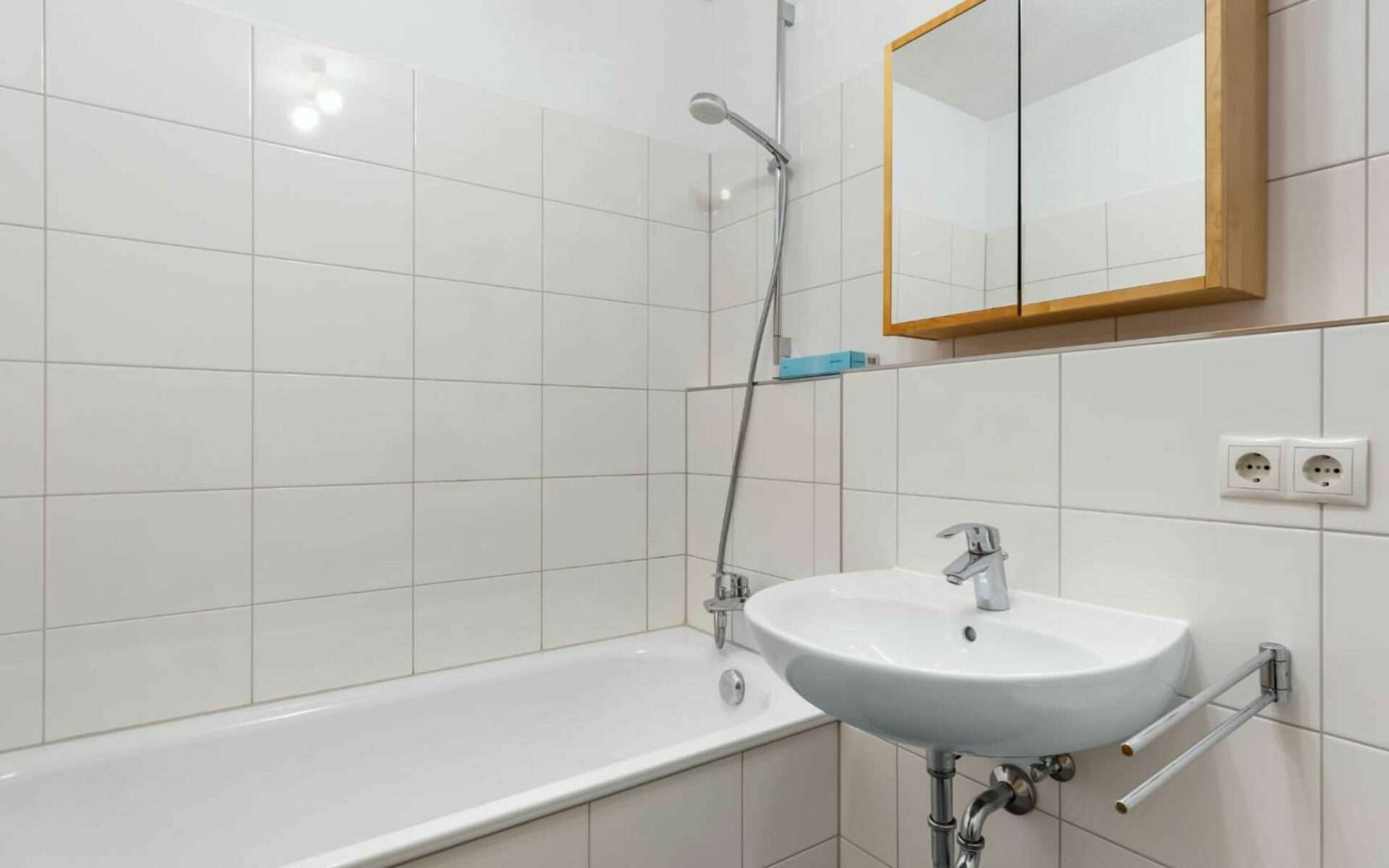 Bad mit Wanne und Waschmaschinenanschluss