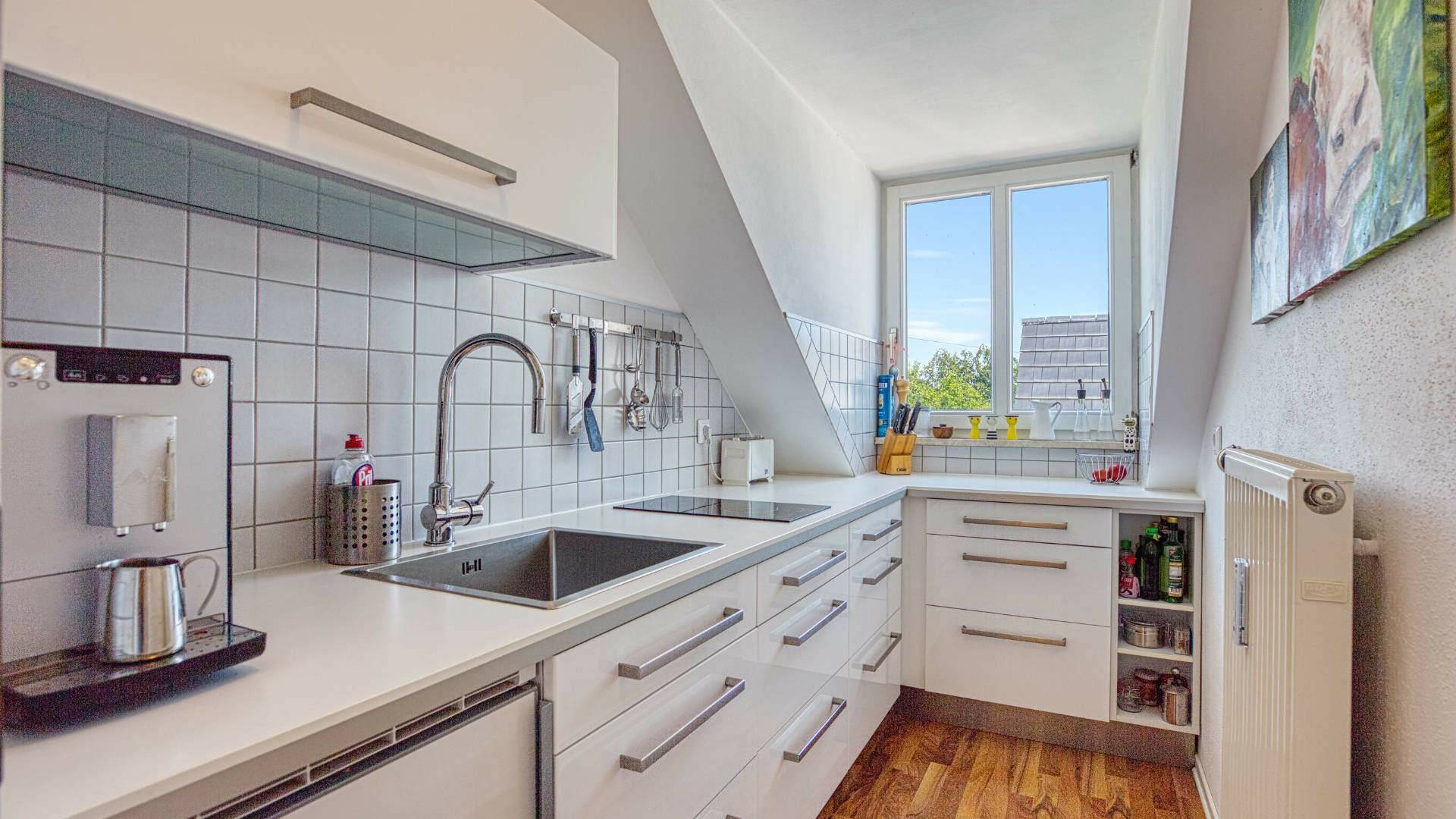 Küche mit Einbauküche