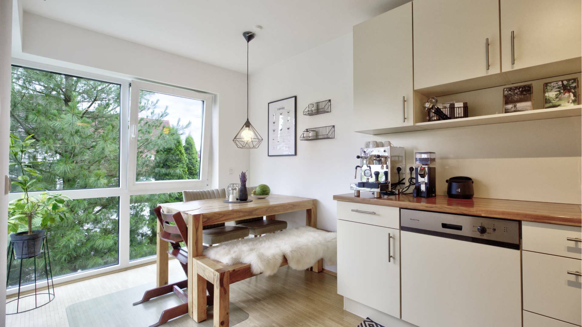 Schöne Küche mit Essbereich