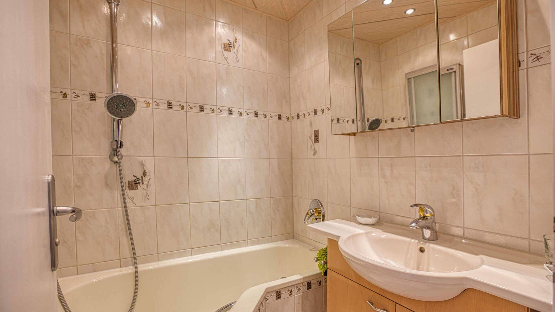 Badezimmer mit Wanne