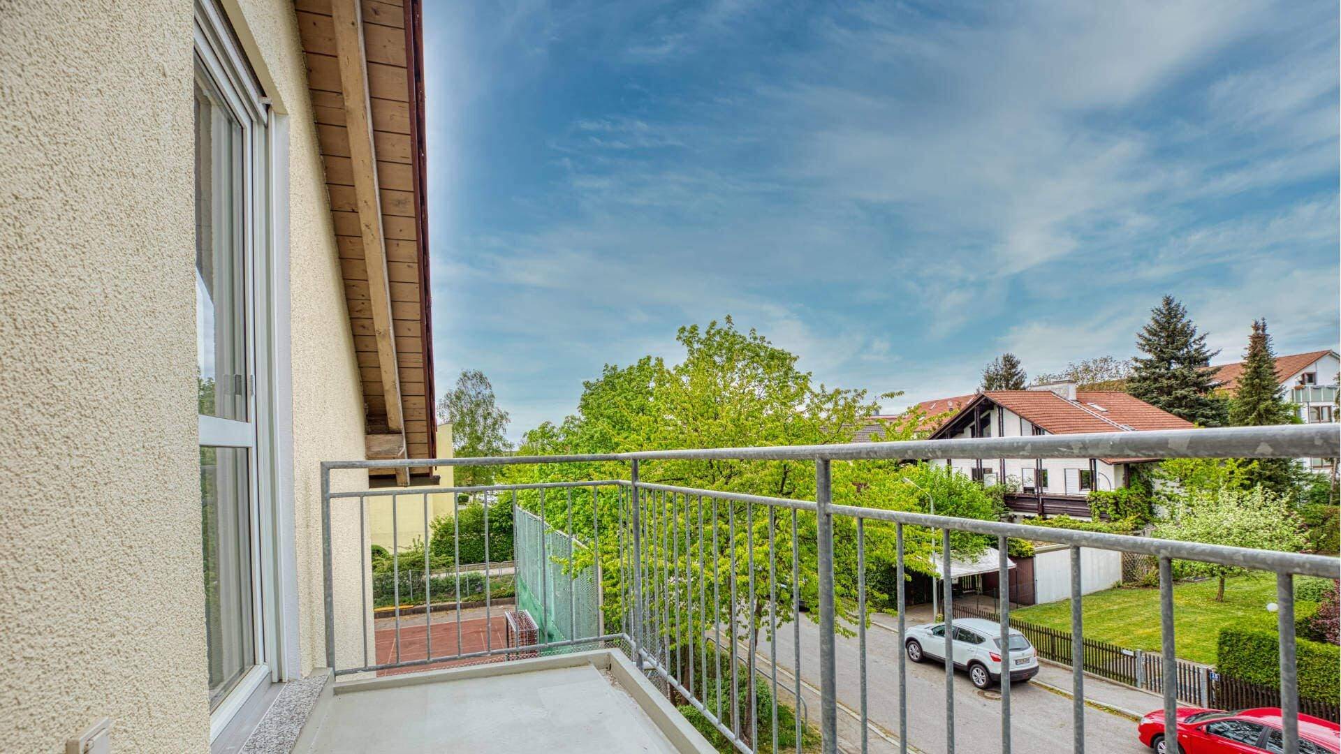 Sonniger Balkon mit schönem Ausblick