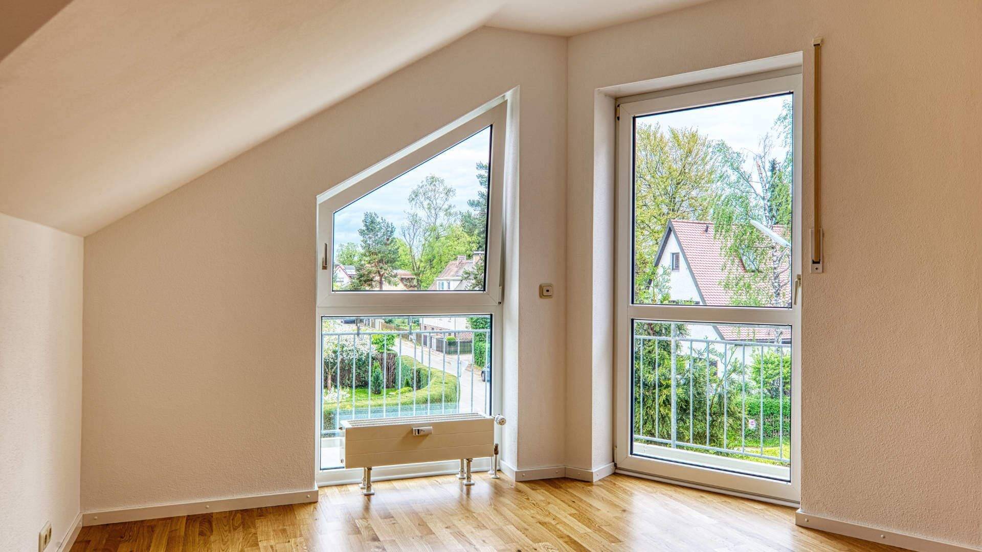 Helle Räume mit bodentiefen Fenstern