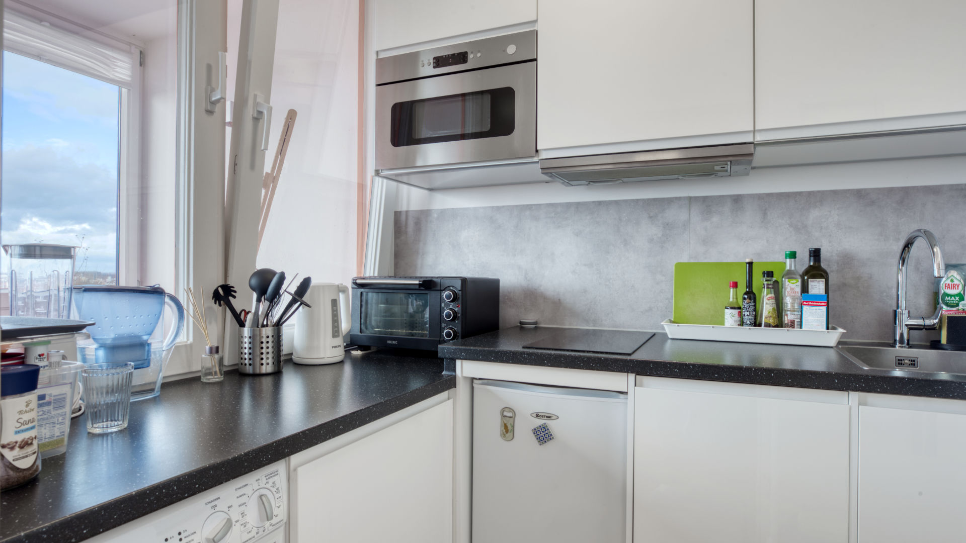 Separate Küche mit Elektrogeräten