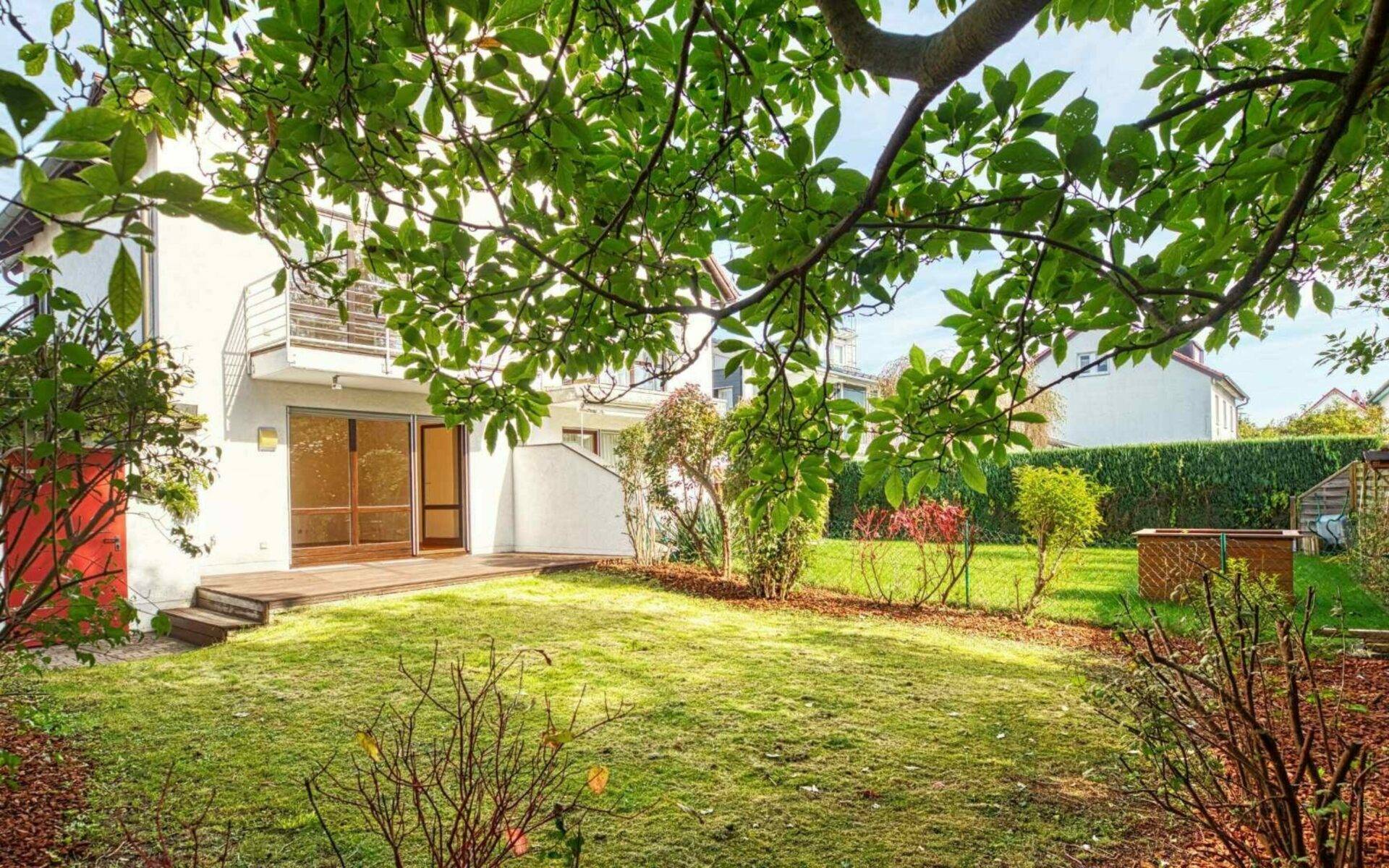 Sonniger Garten zum Entspannen