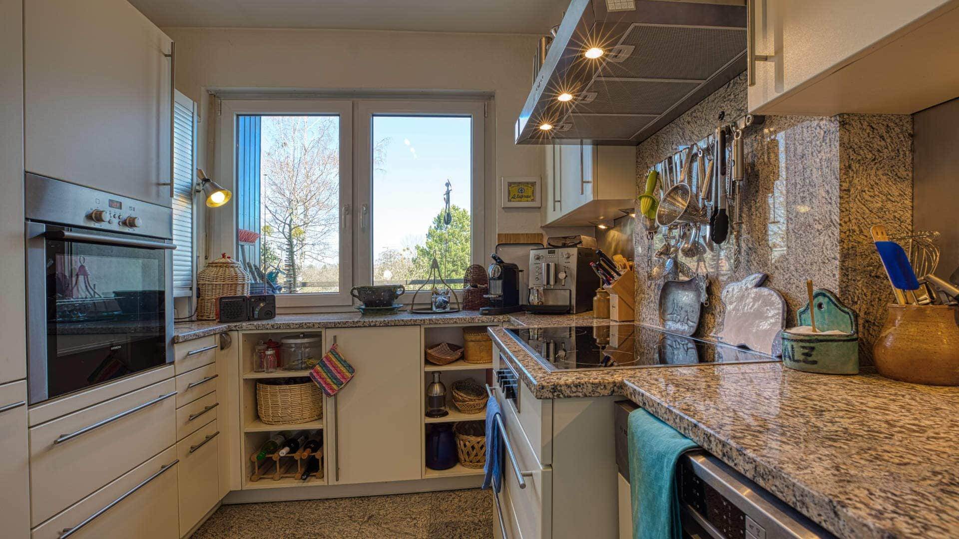 Separate Küche mit hochwertiger Einbauküche