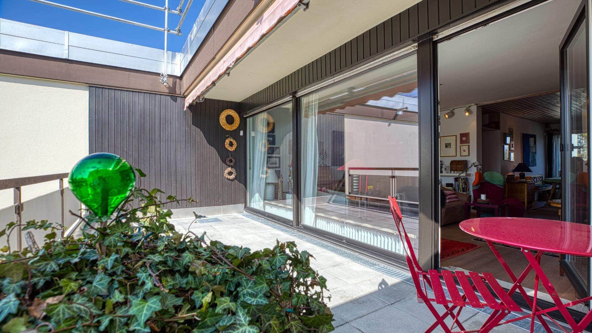 Sonnige Terrasse zum Entspannen.