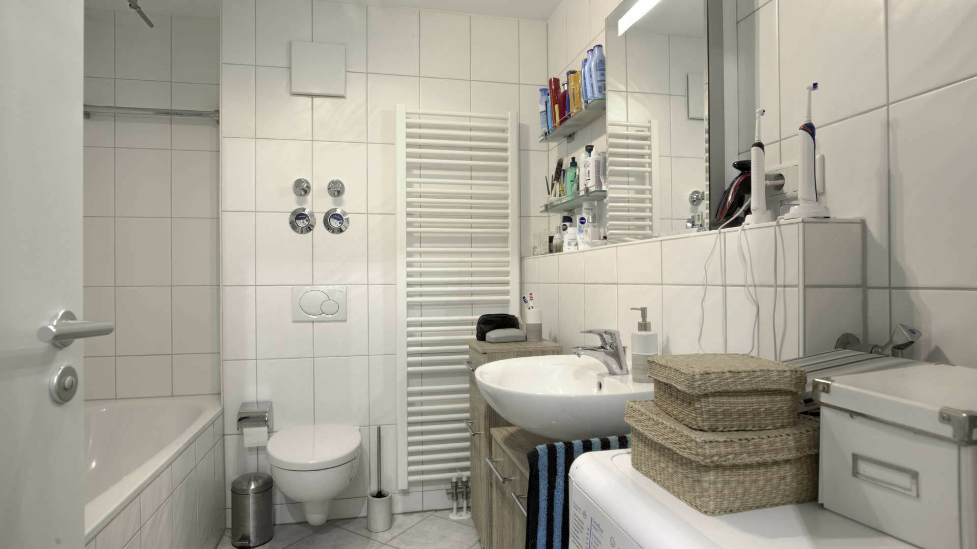 Bad mit Wanne und Dusche