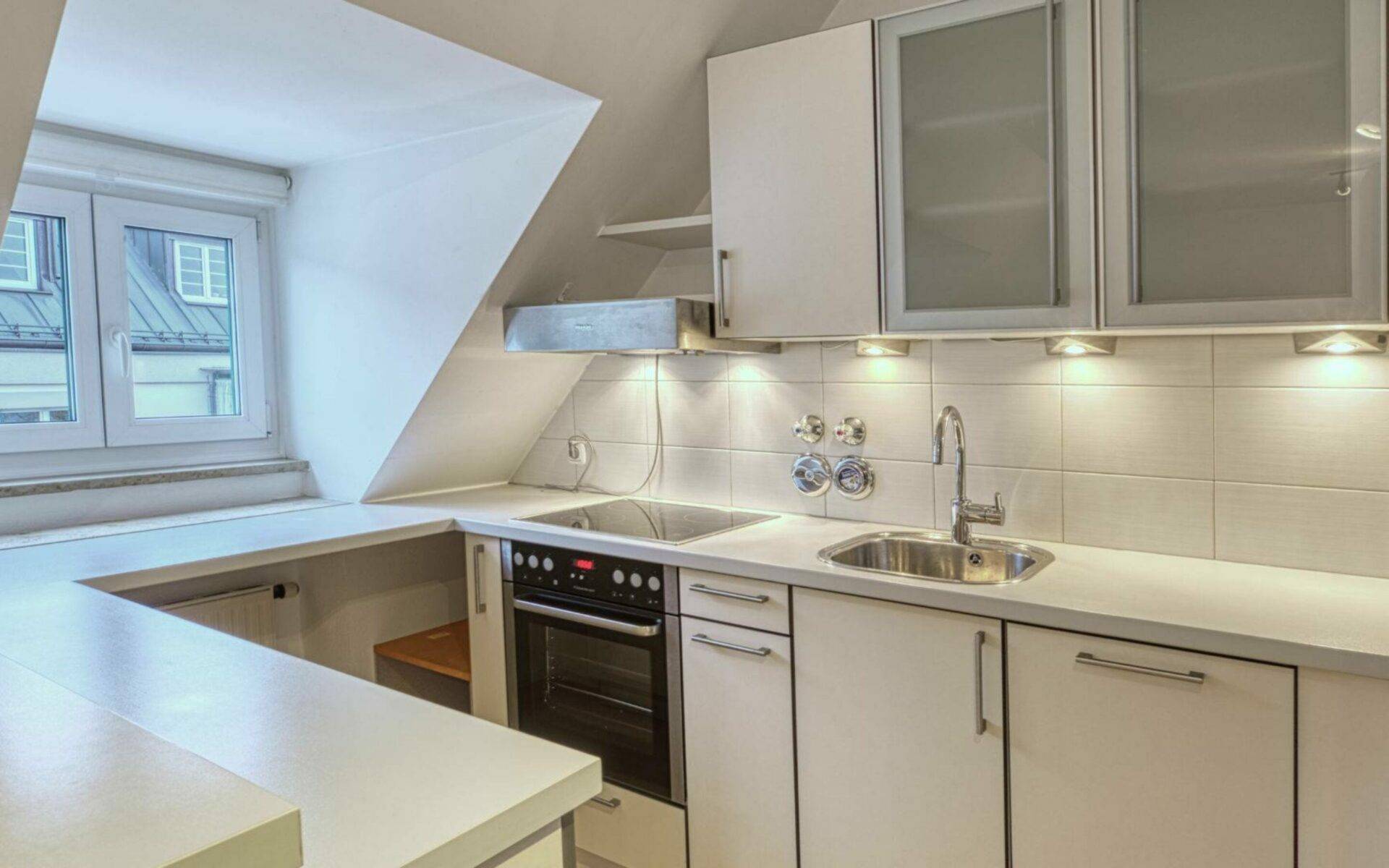 Offene Küche mit Einbauküche