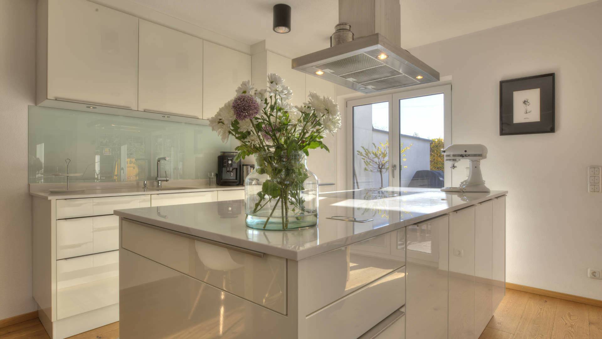 Hochwertige Küche mit Kochinsel