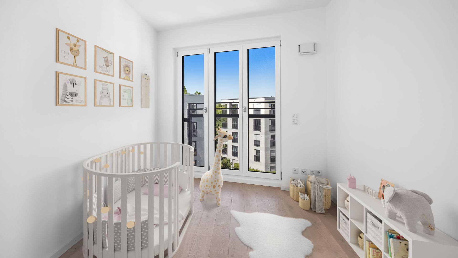 Kinderzimmer mit bodentiefen Fenstern