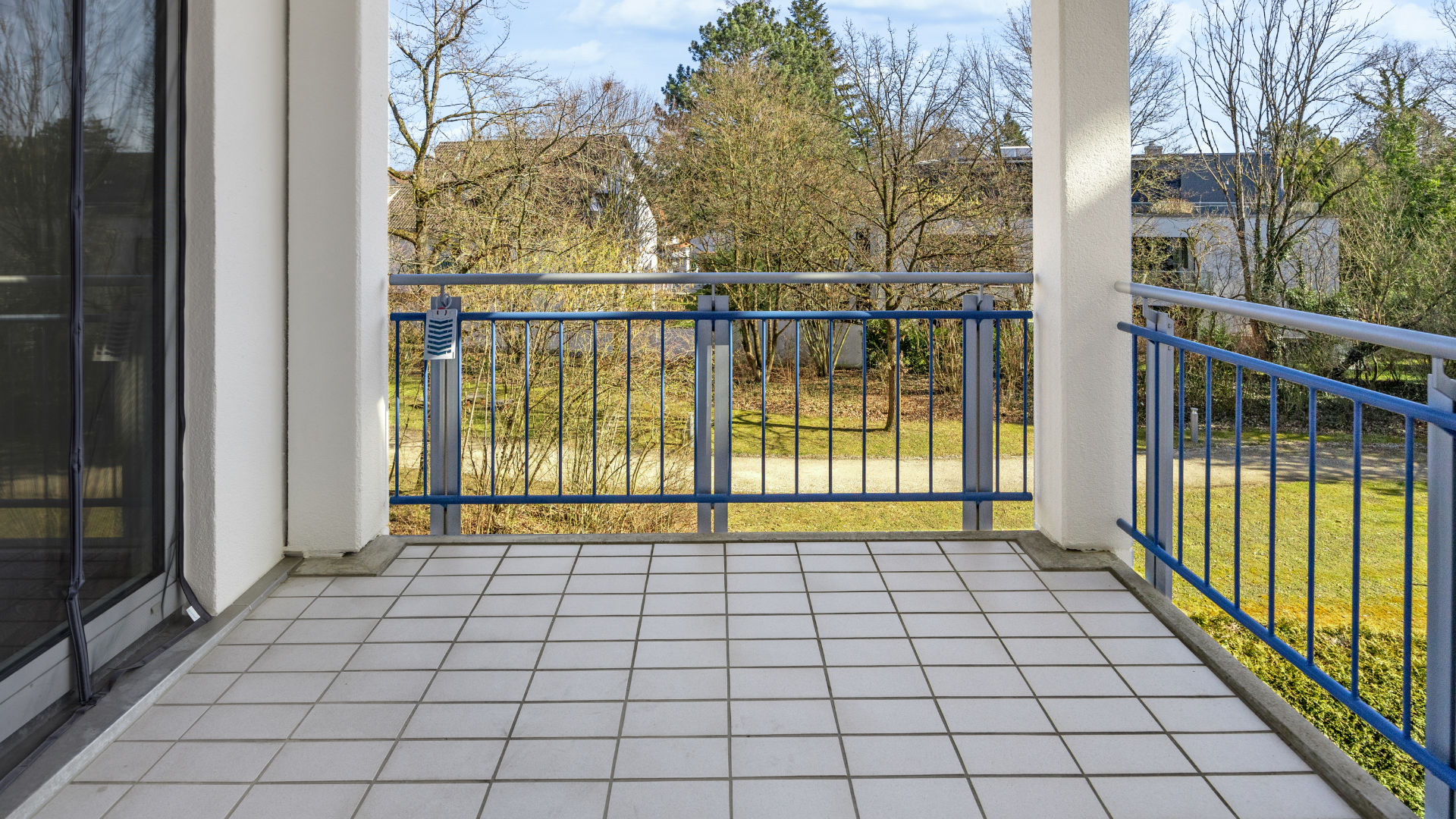 Überdachter Balkon mit Blick ins Grüne