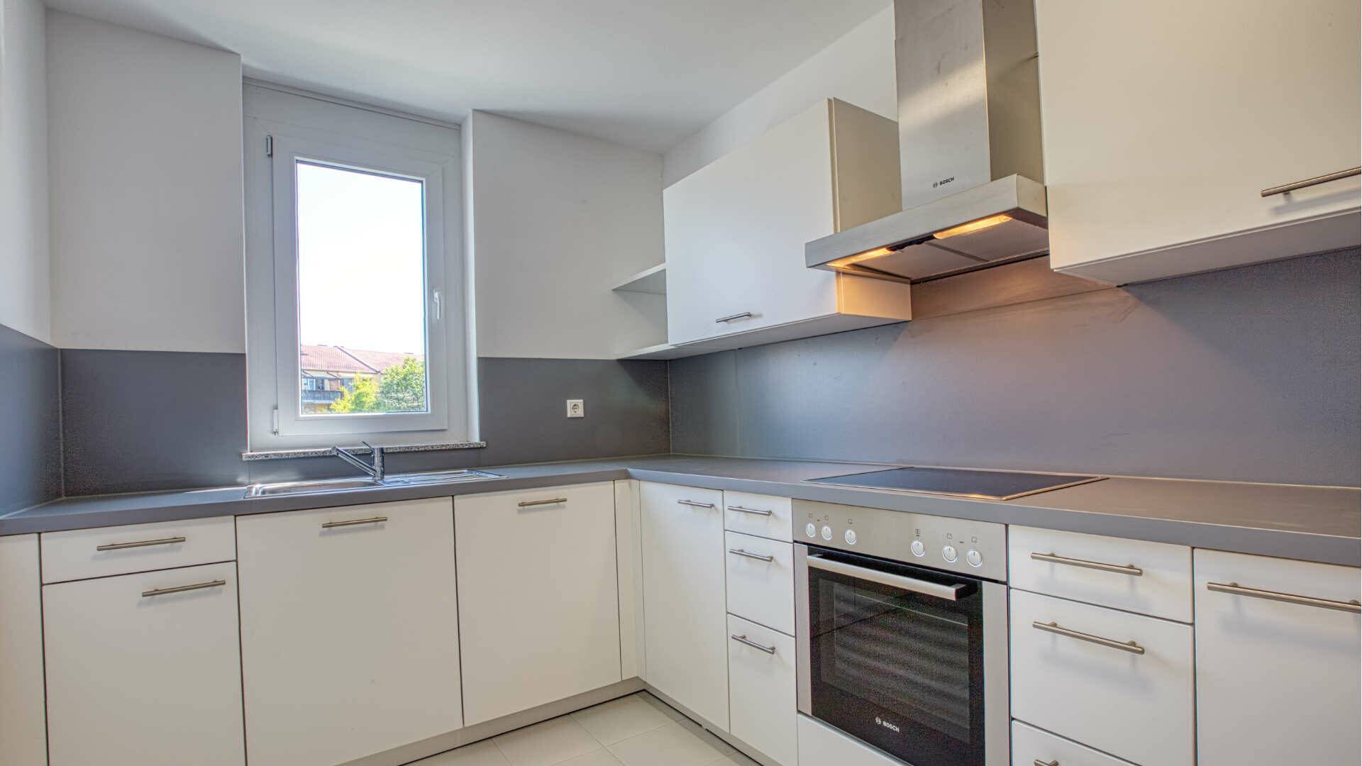 Separate Küche mit hochwertiger Einbauküche