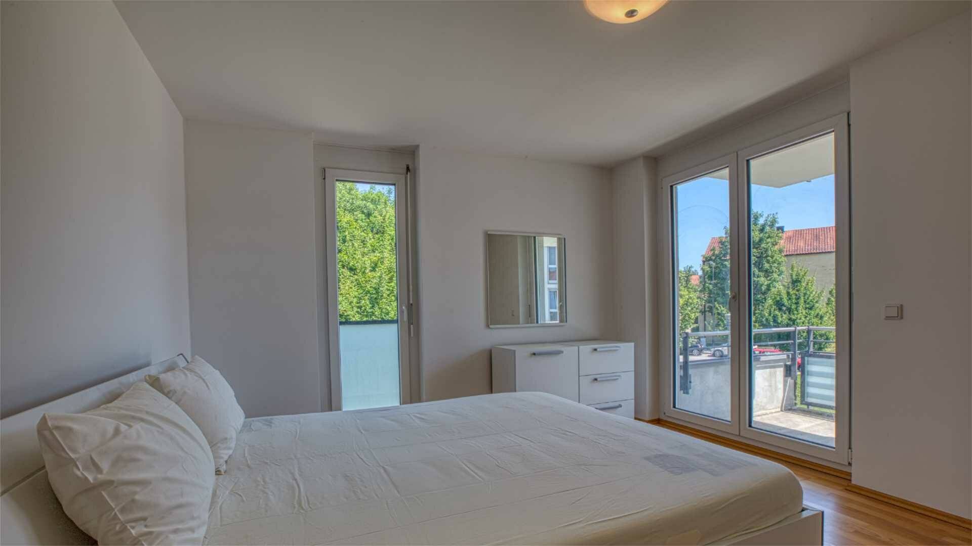 Schlafzimmer mit bodentiefen Fenstern