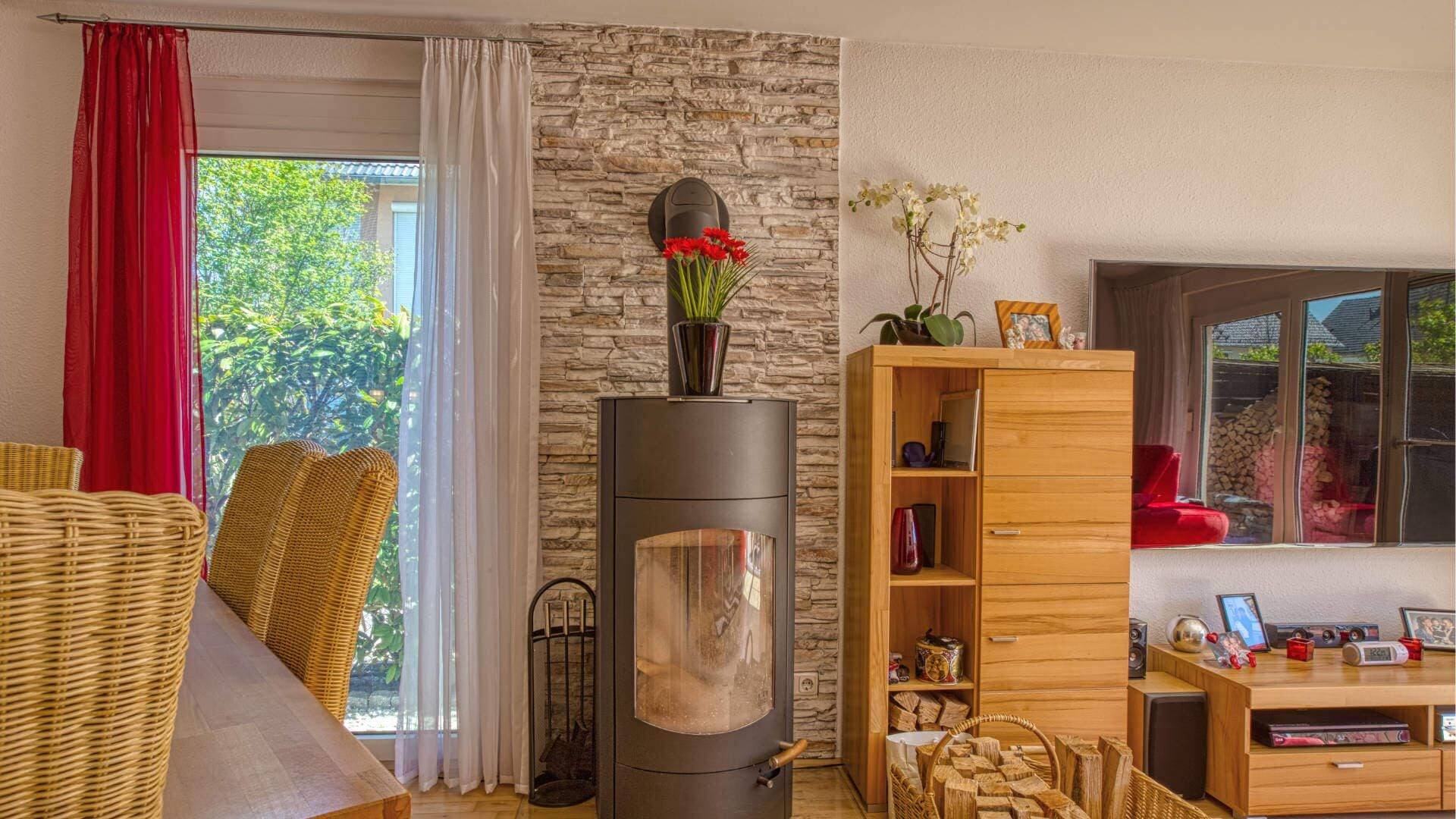 Schöner Kamin im Wohnzimmer