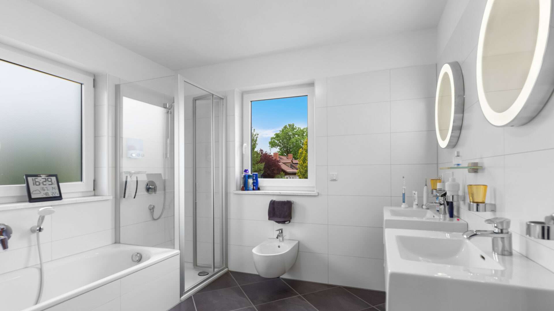 Edles Bad mit zwei Fenstern