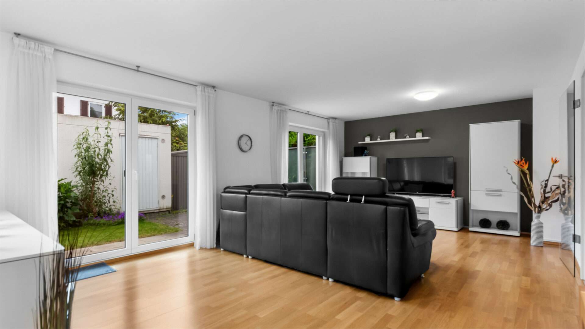 Großzügiges und helles Wohnzimmer