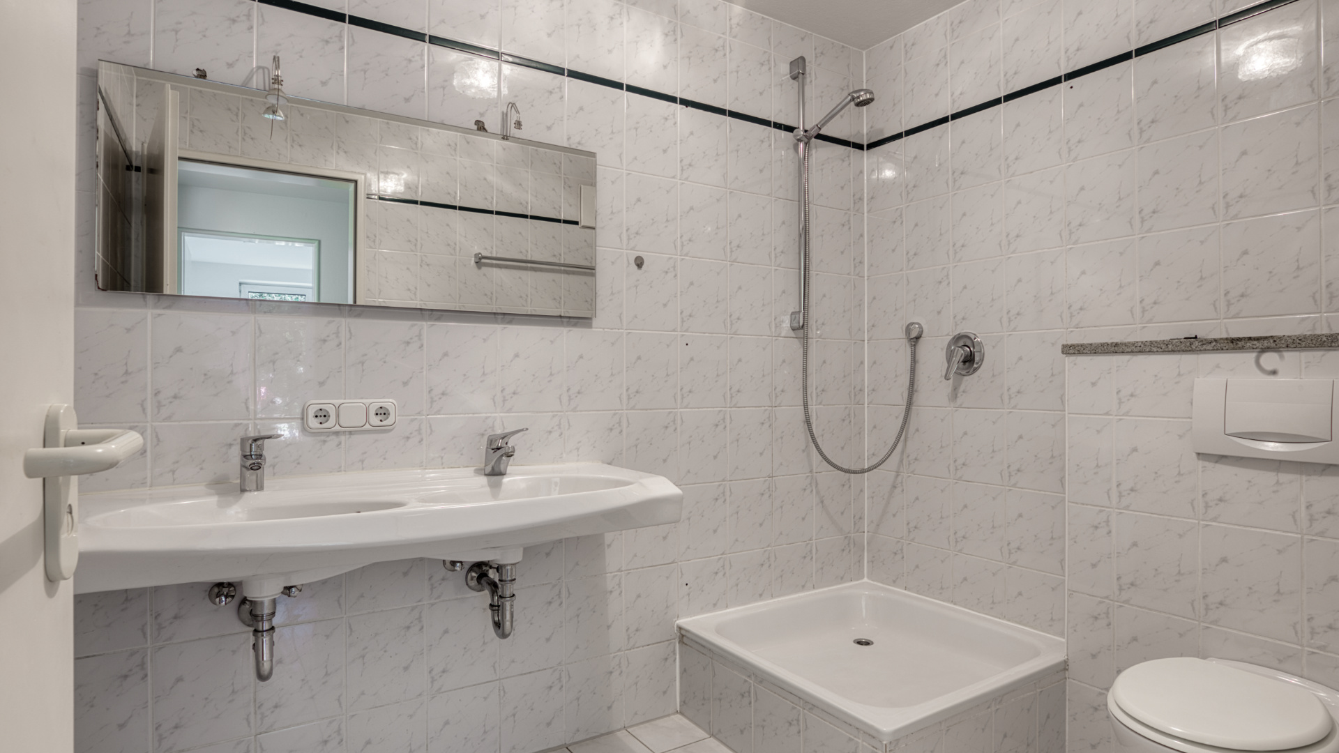 Bad mit Dusche und Doppelwaschbecken