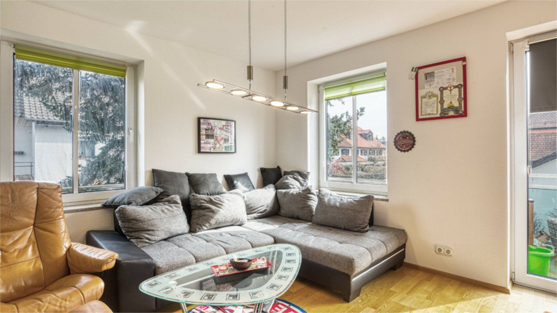 Helles Wohnzimmer mit Balkon