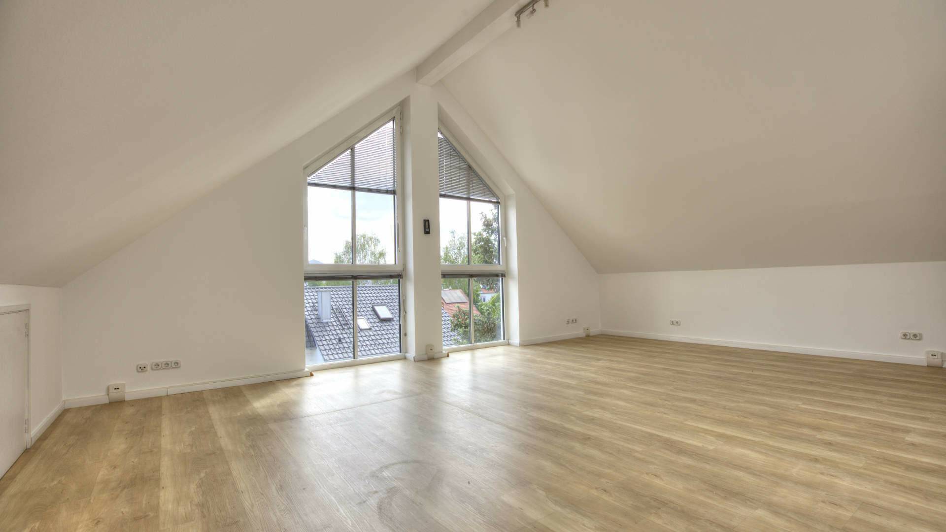 Großzügiges Arbeiten im Dachgeschoss