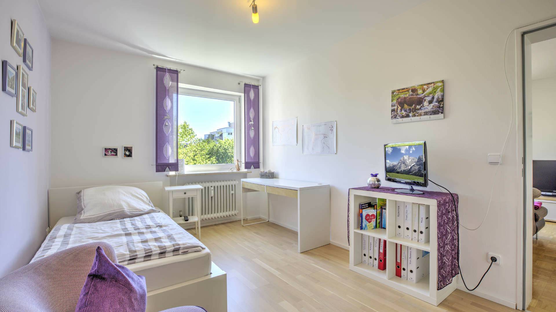 Geräumiges und helles Schlafzimmer