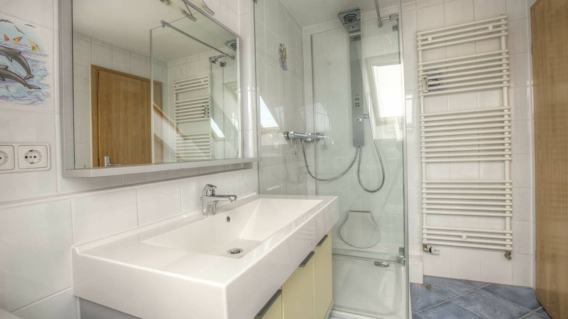 Edles Badezimmer mit Wanne, Dusche und Fenster