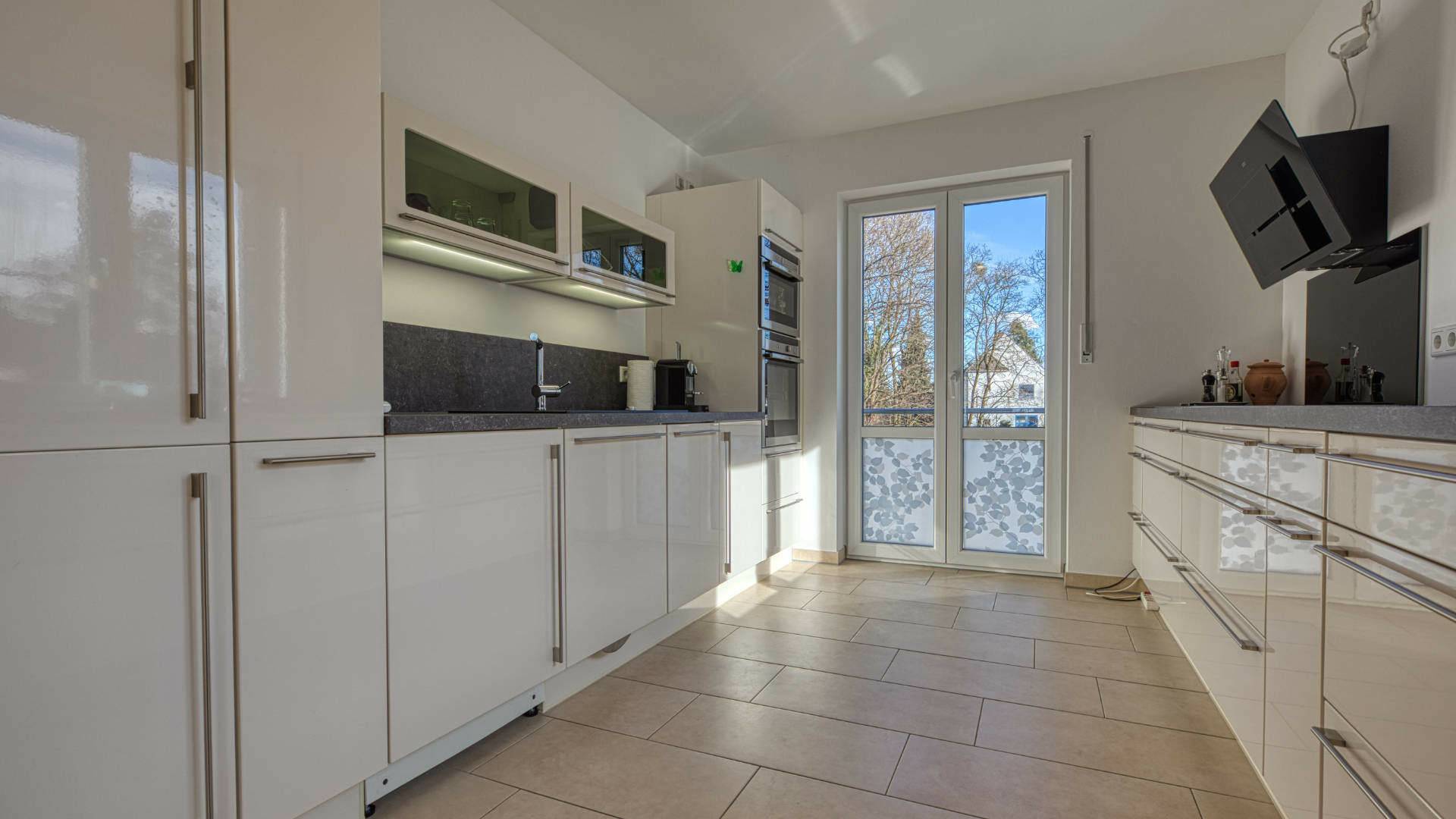 Tolle Küche mit bodentiefem Fenster