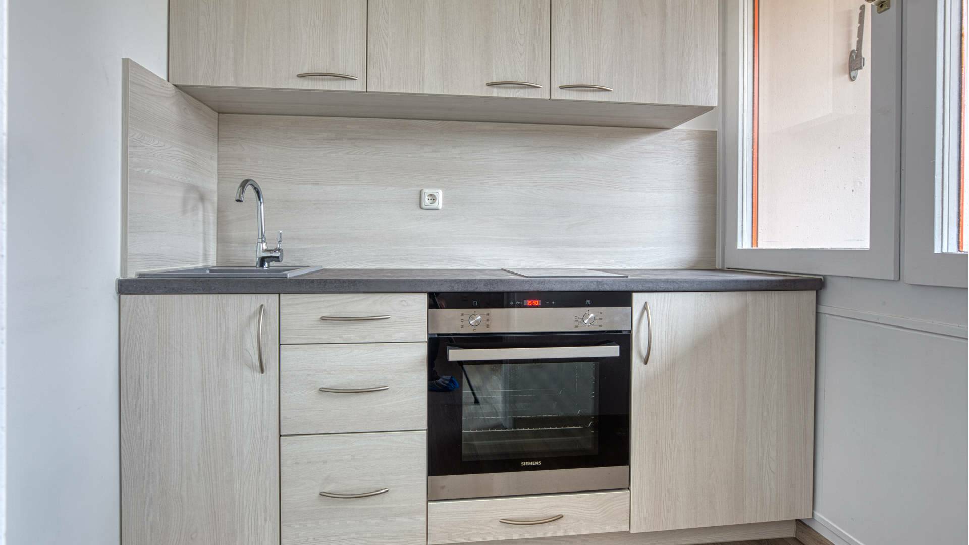 Neue Einbauküche mit Elektrogeräten