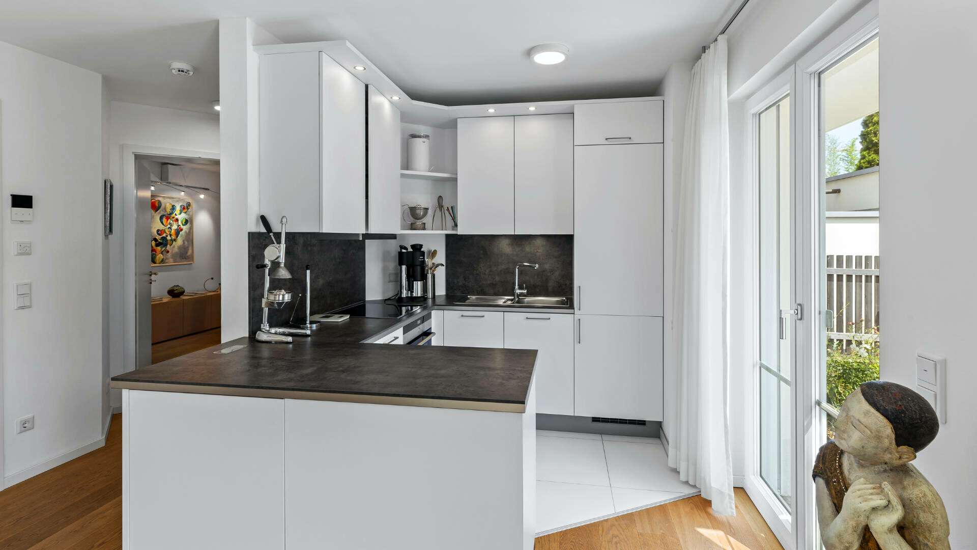 Offene Küche mit hochwertiger Einbauküche