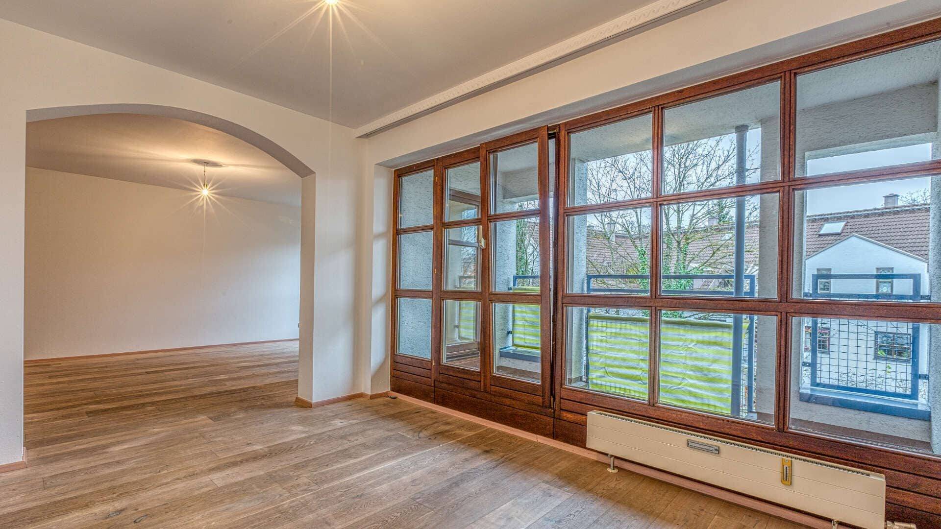 Heller Essbereich mit Zugang zum Balkon.