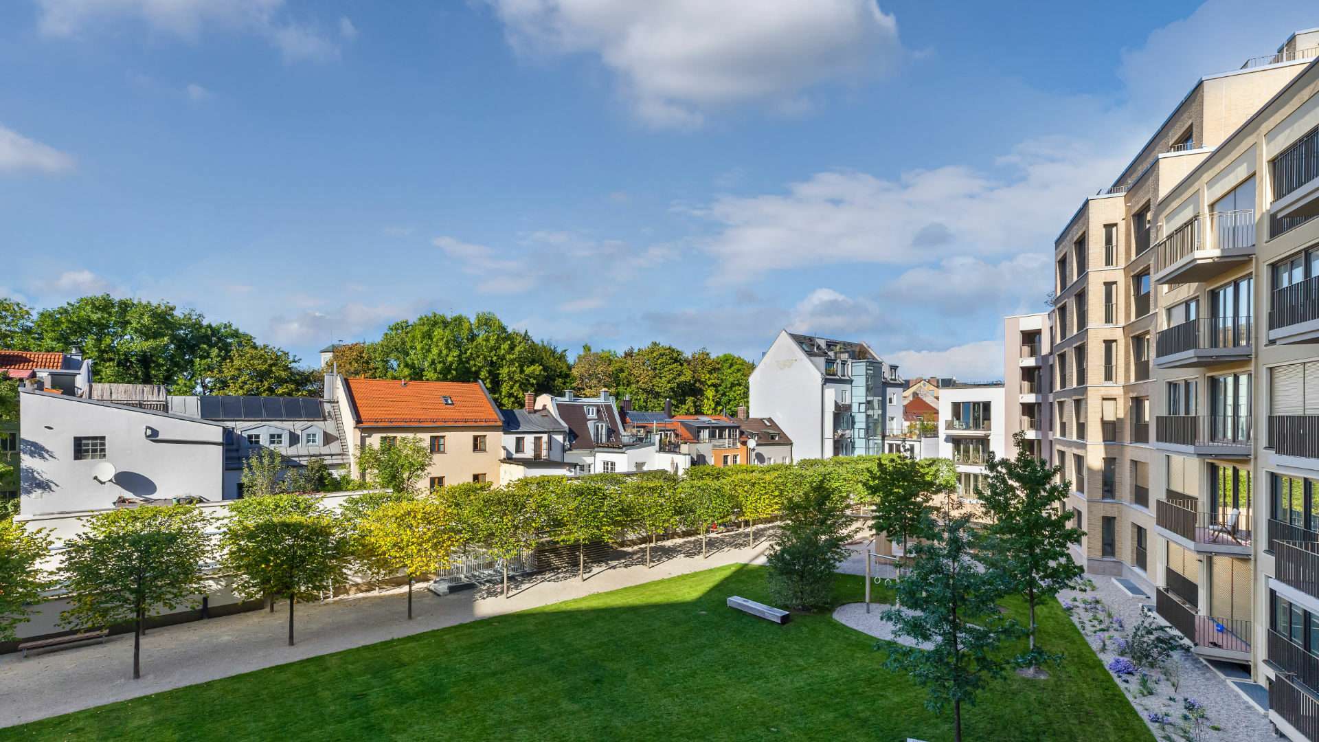 Hochwertig angelegtes Innenhof zum Entspannen