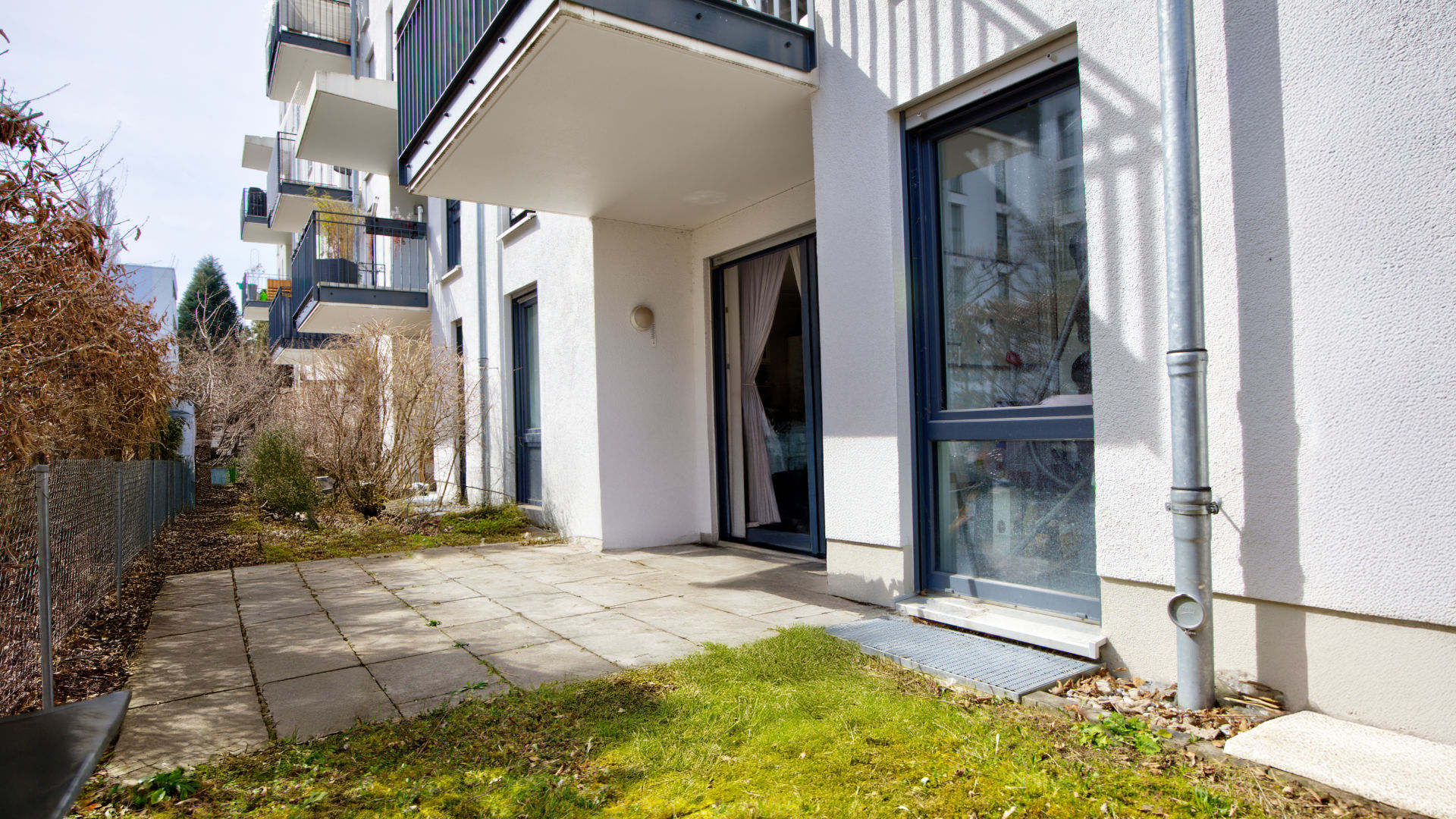 Überdachte Terrasse mit kleinem Garten