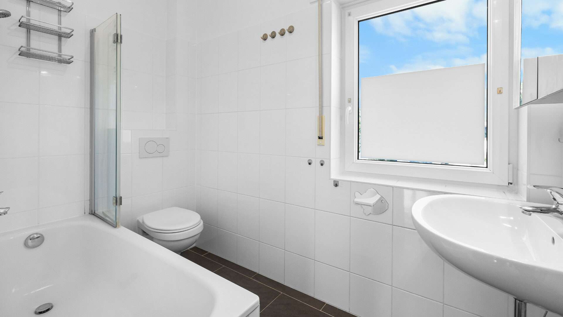 Helles Badezimmer mit Fenster