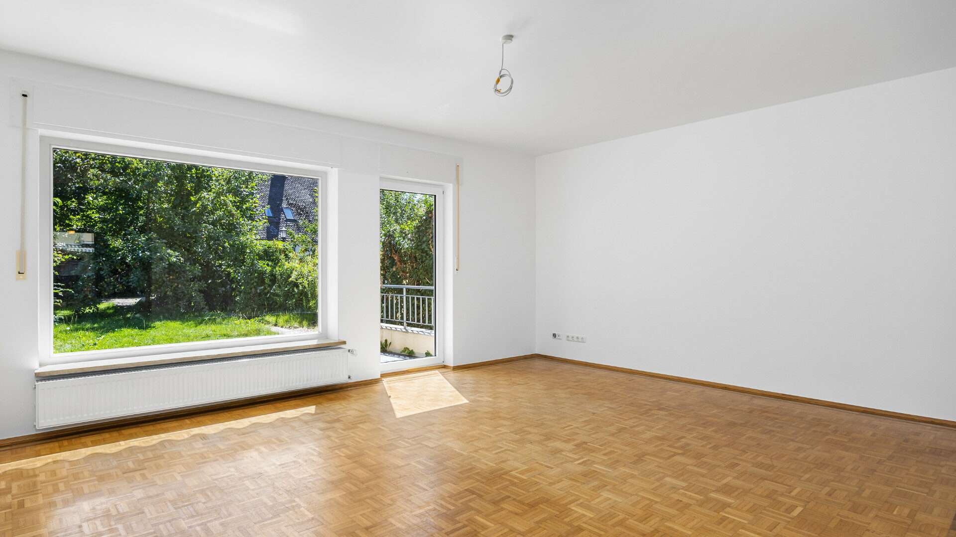Helles Wohnzimmer mit Blick zum Garten