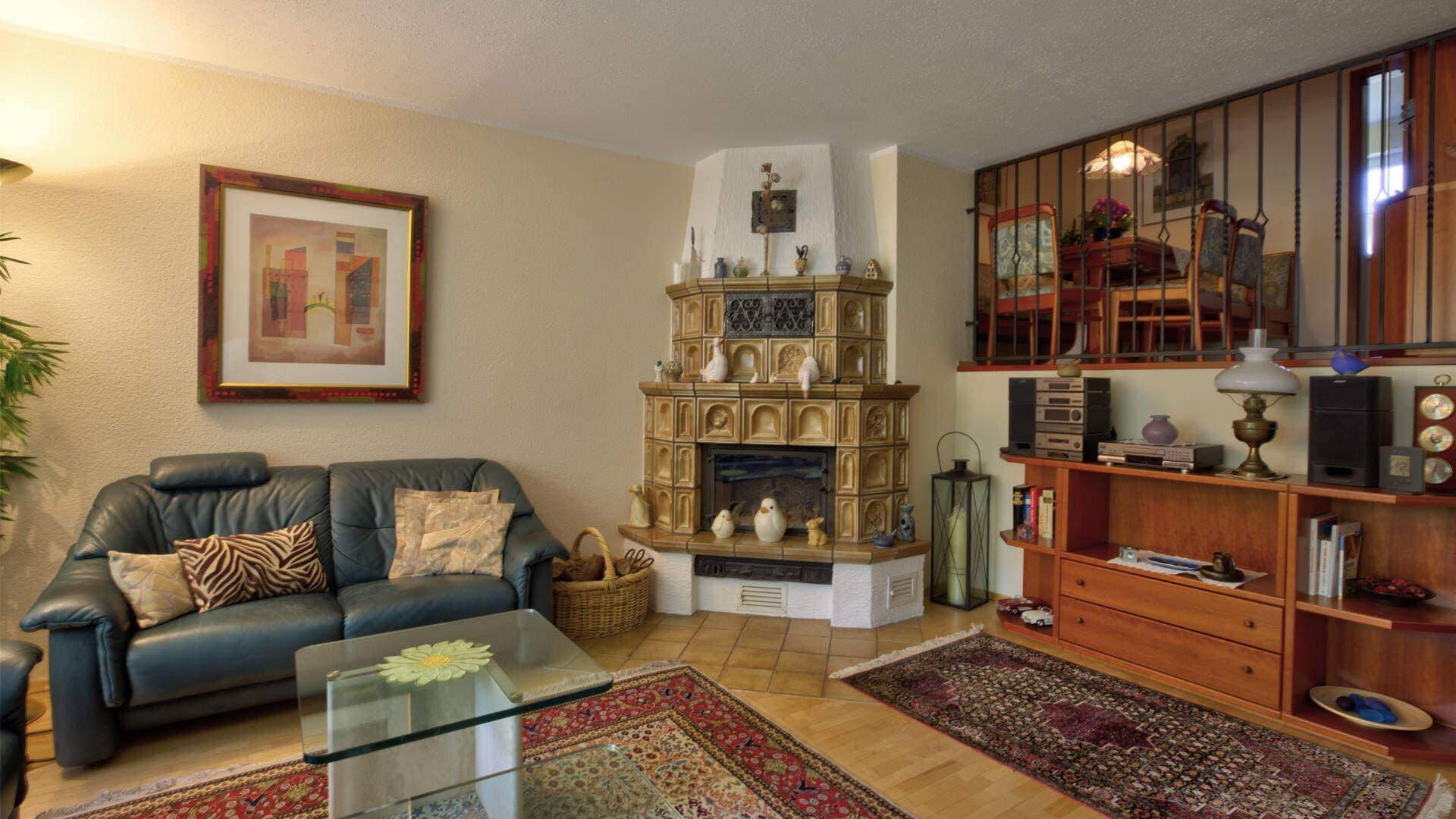 Großzügiges Wohnzimmer mit Kachelkamin