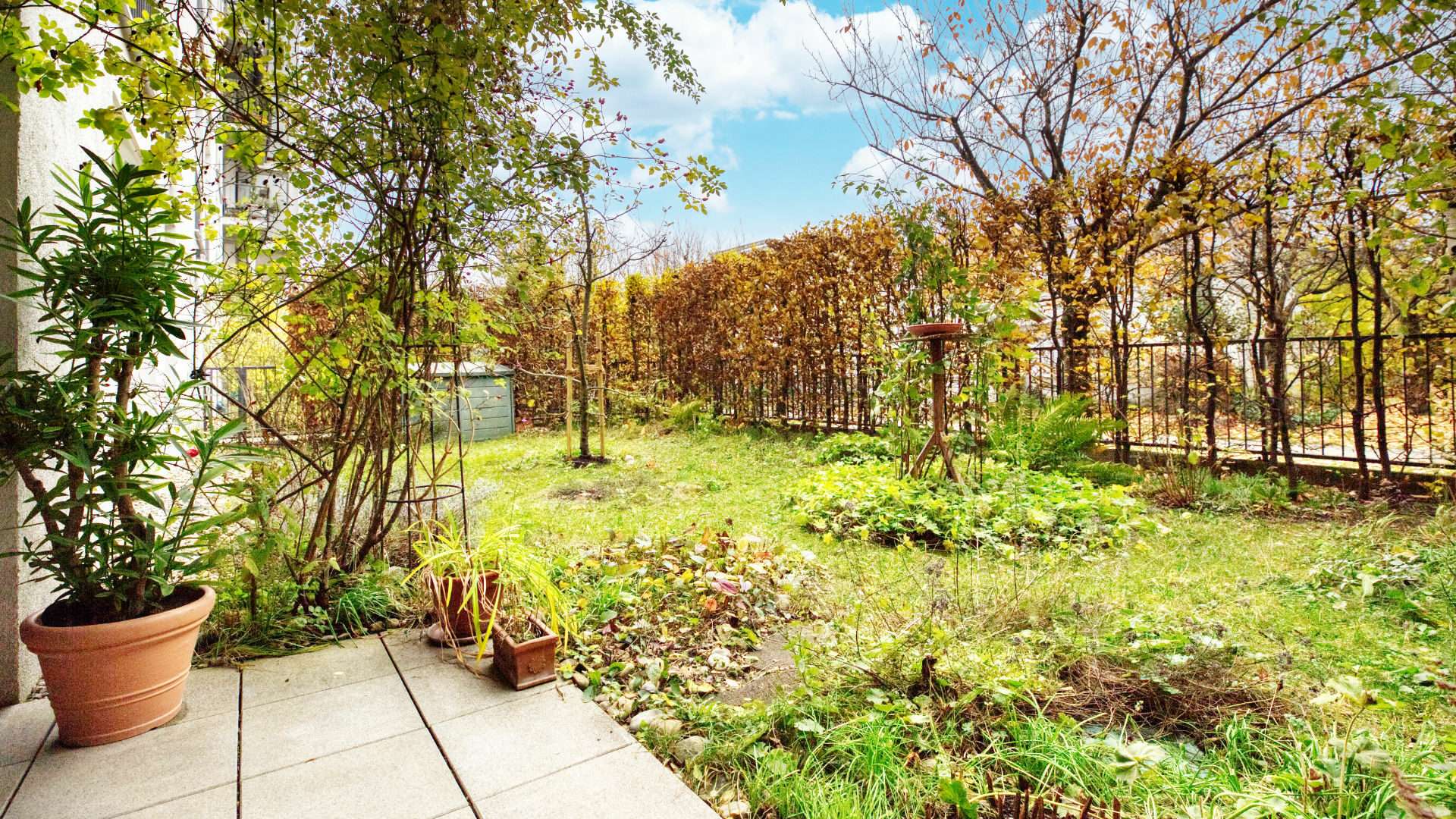 Blick in den eingezäunten Privatgarten