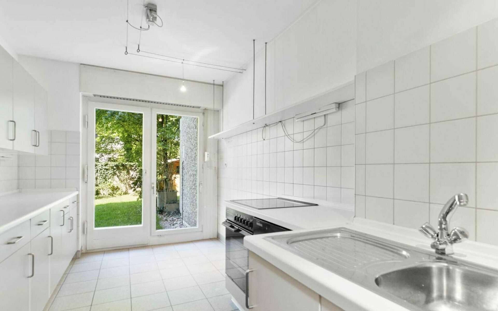 Separate Küche, die zum Wohnzimmer geöffnet werden kann.