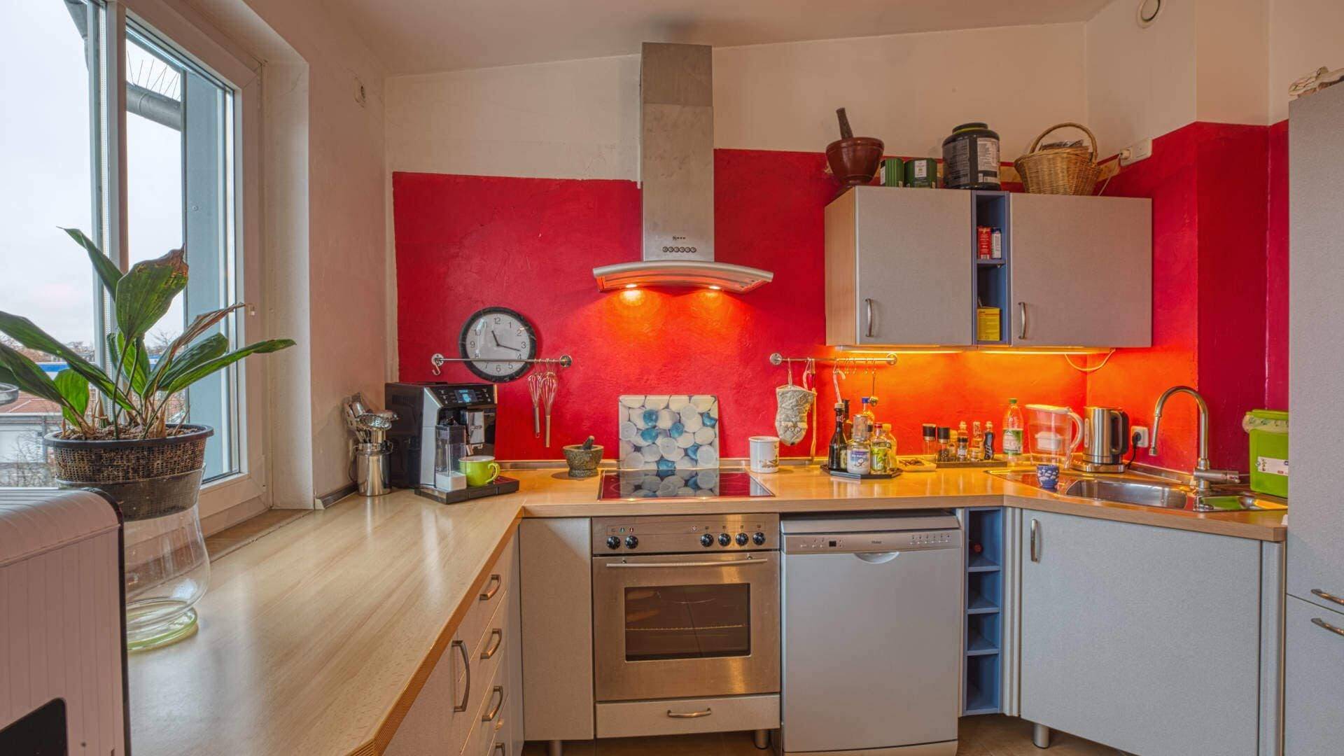 Schöne Küche mit Platz für Esstisch.