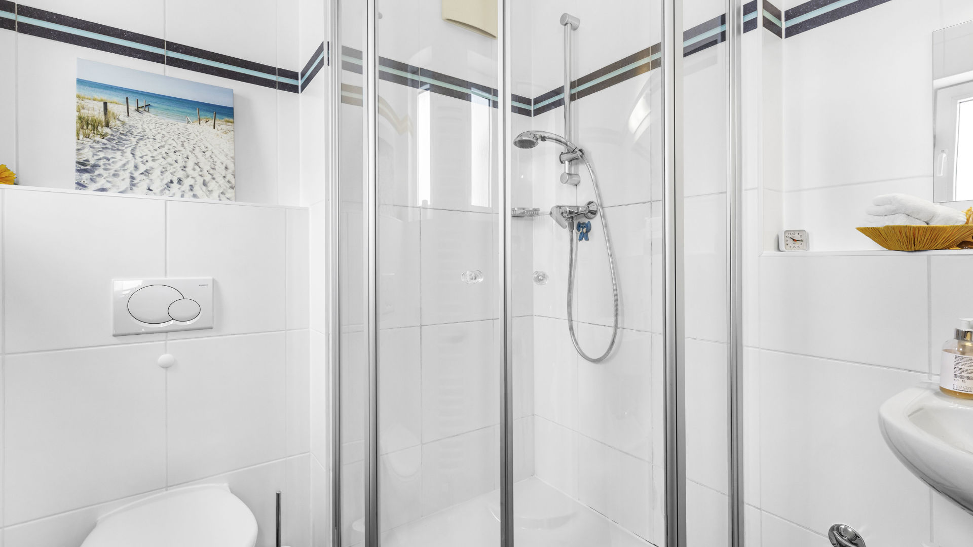 Helles Badezimmer mit Dusche