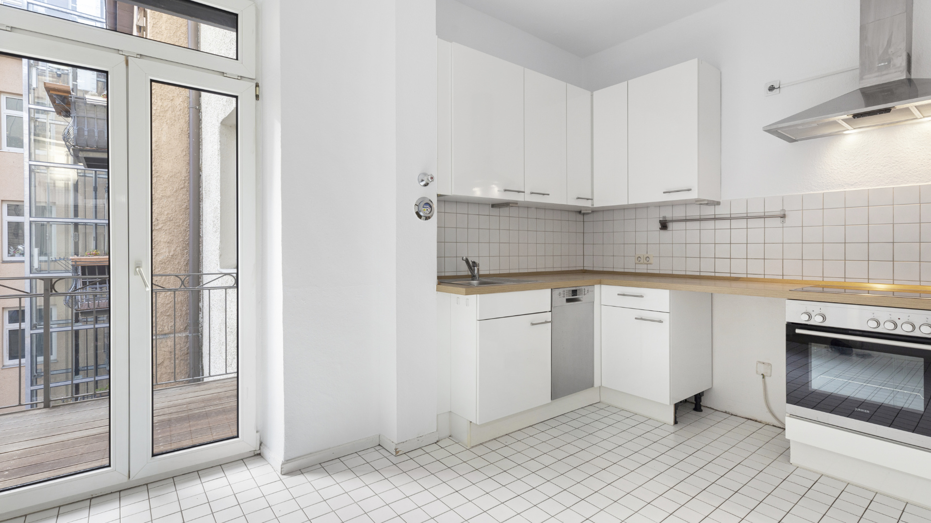 Wohnküche mit Zunga zum Balkon