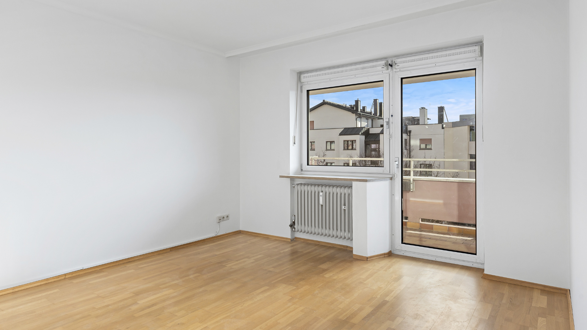 Schlafzimmer mit Zugang zum Balkon