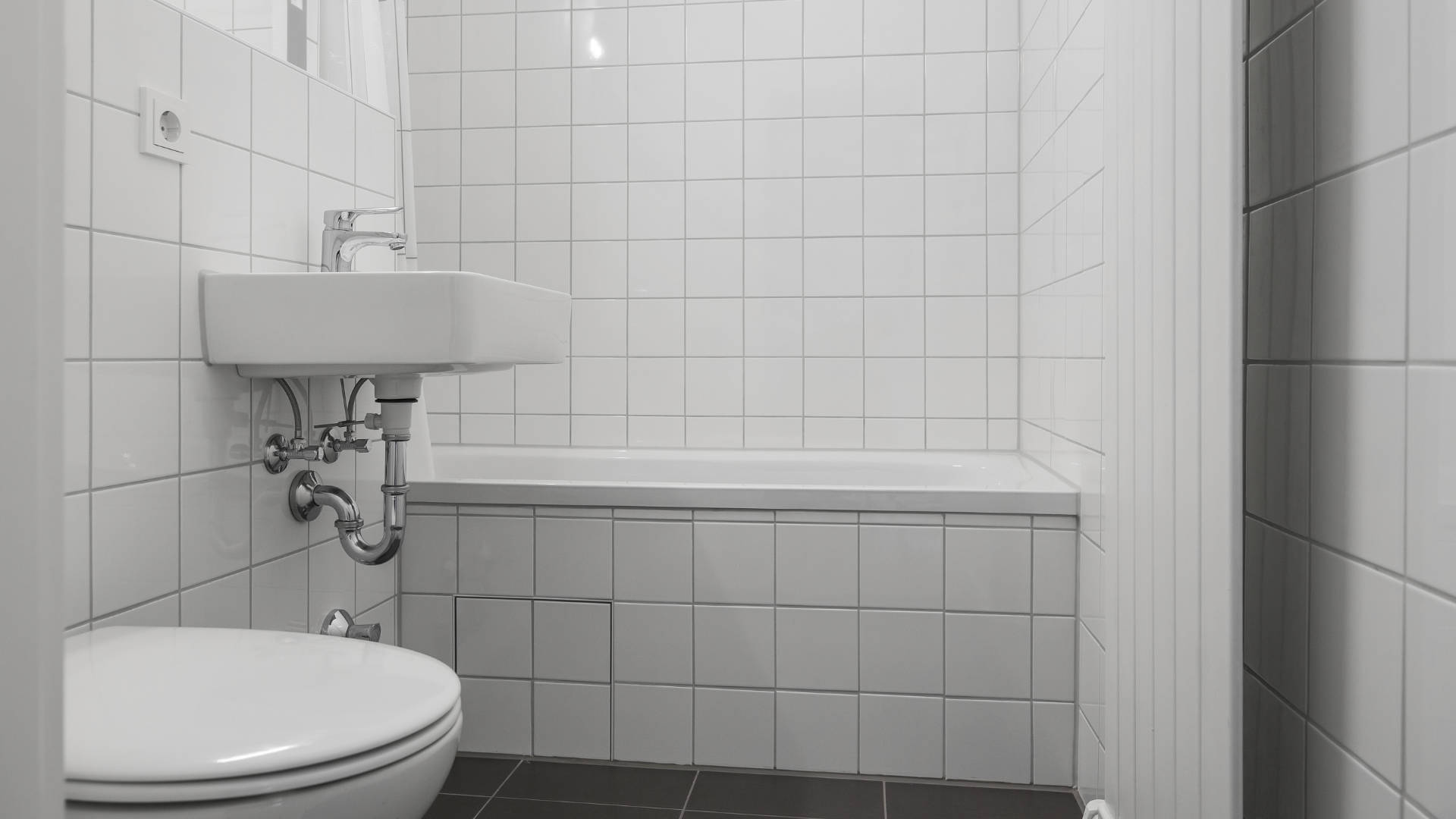 Helles Badezimmer mit Wanne und Regendusche