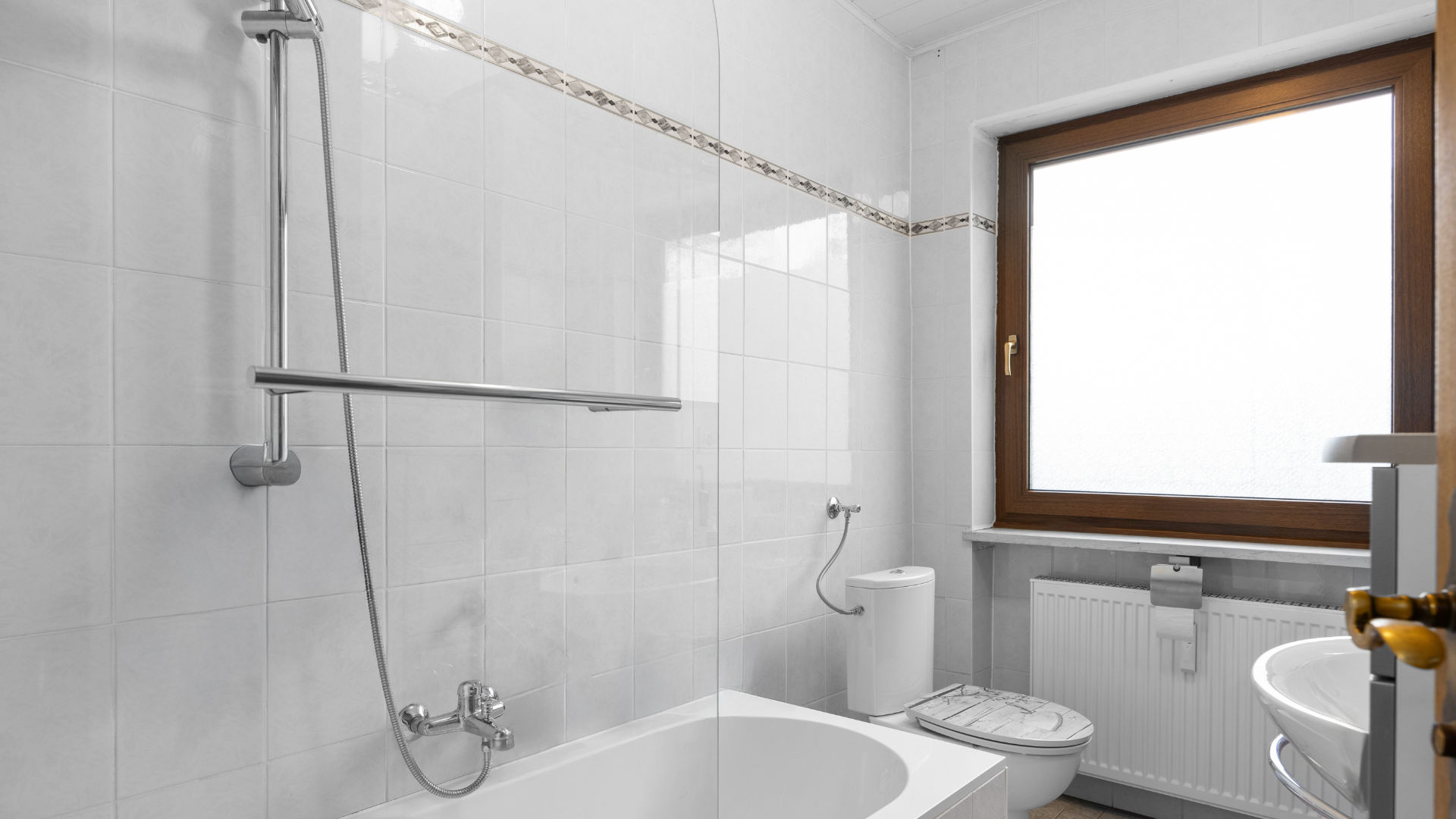 Helles Badezimmer mit Fenster