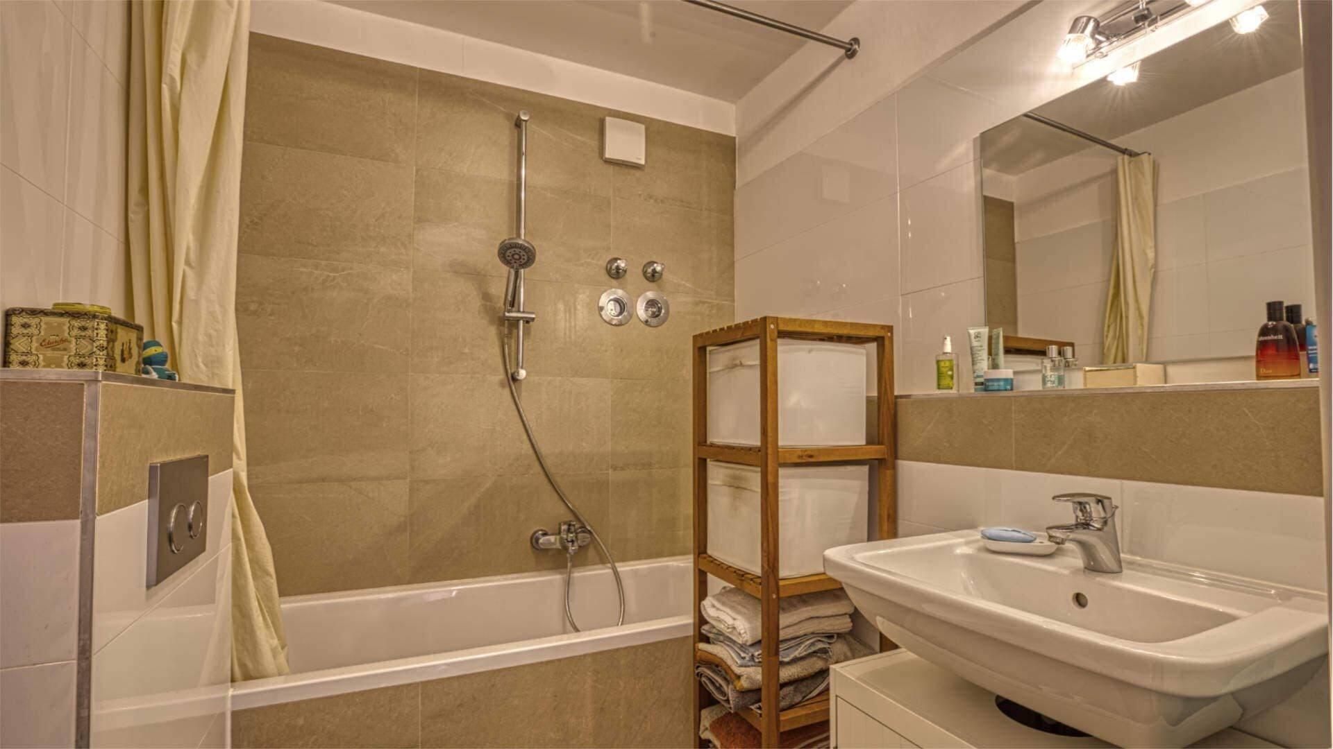 Hochwertiges Bad mit Wanne