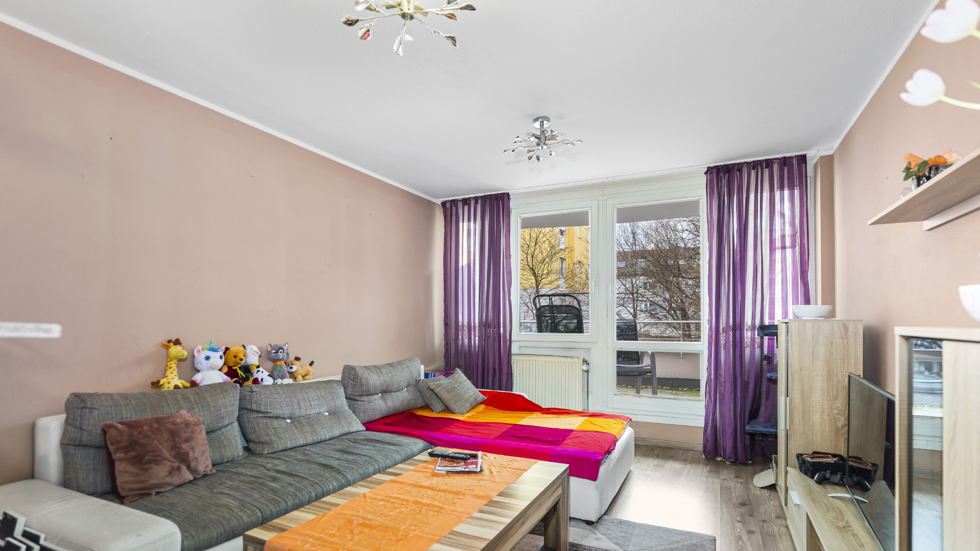 Wohnzimmer mit Zugang zum Südbalkon