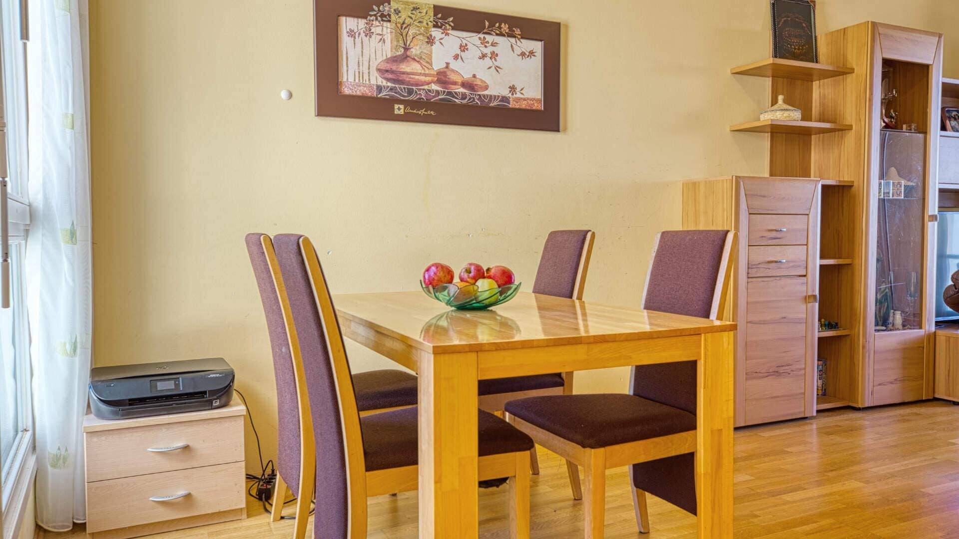 Platz für Essbereich im Wohnzimmer