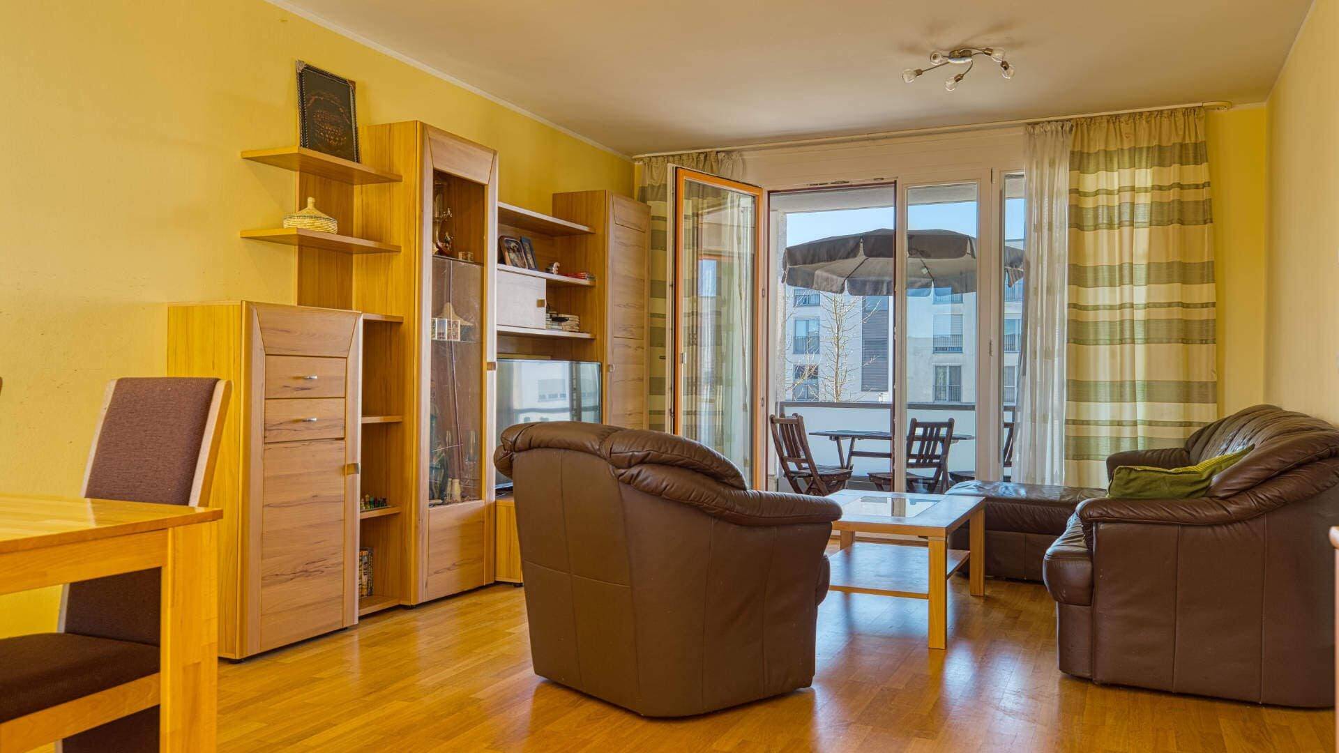 Schönes Wohnzimmer mit Zugang zum Balkon