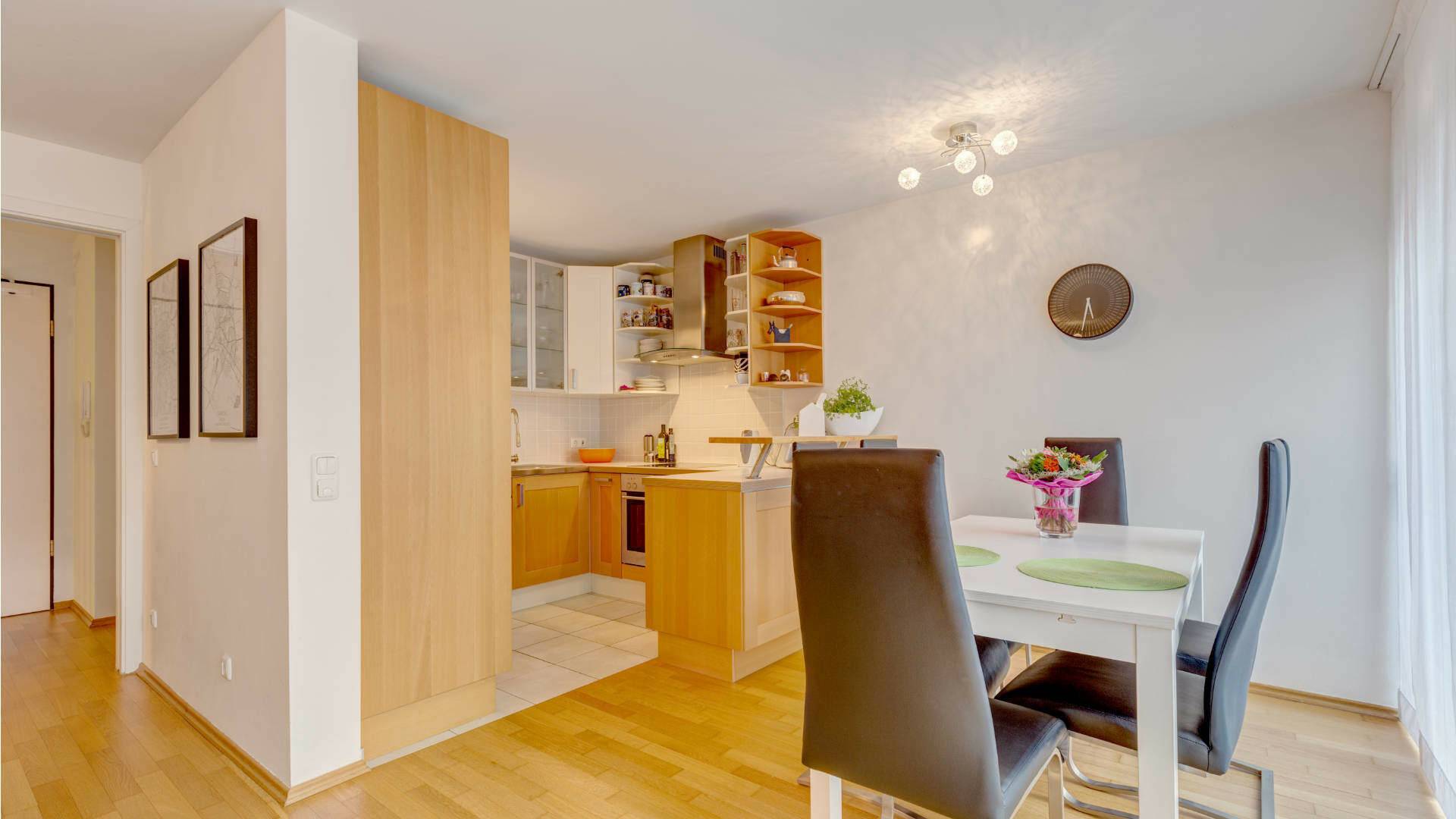 Blick zum Essbereich und zur Küche