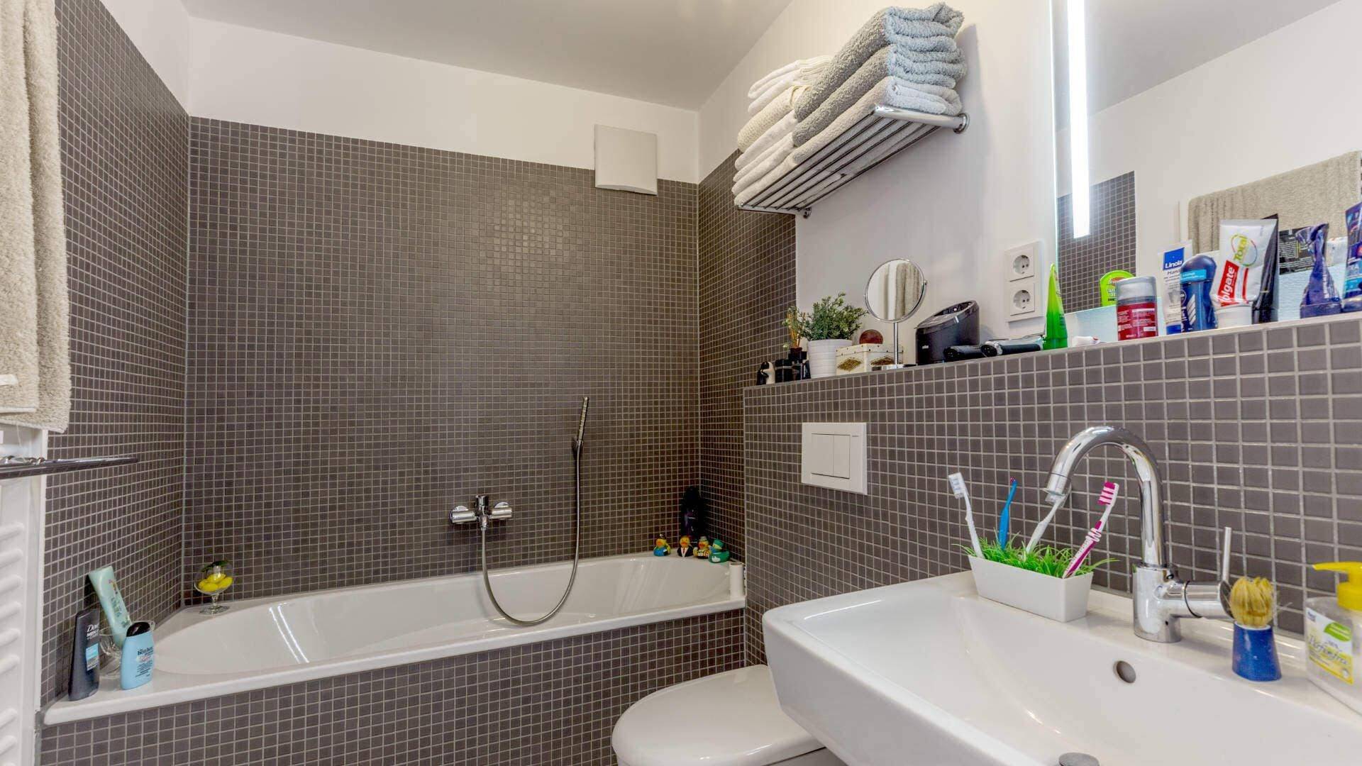 Edles Badezimmer mit Wanne